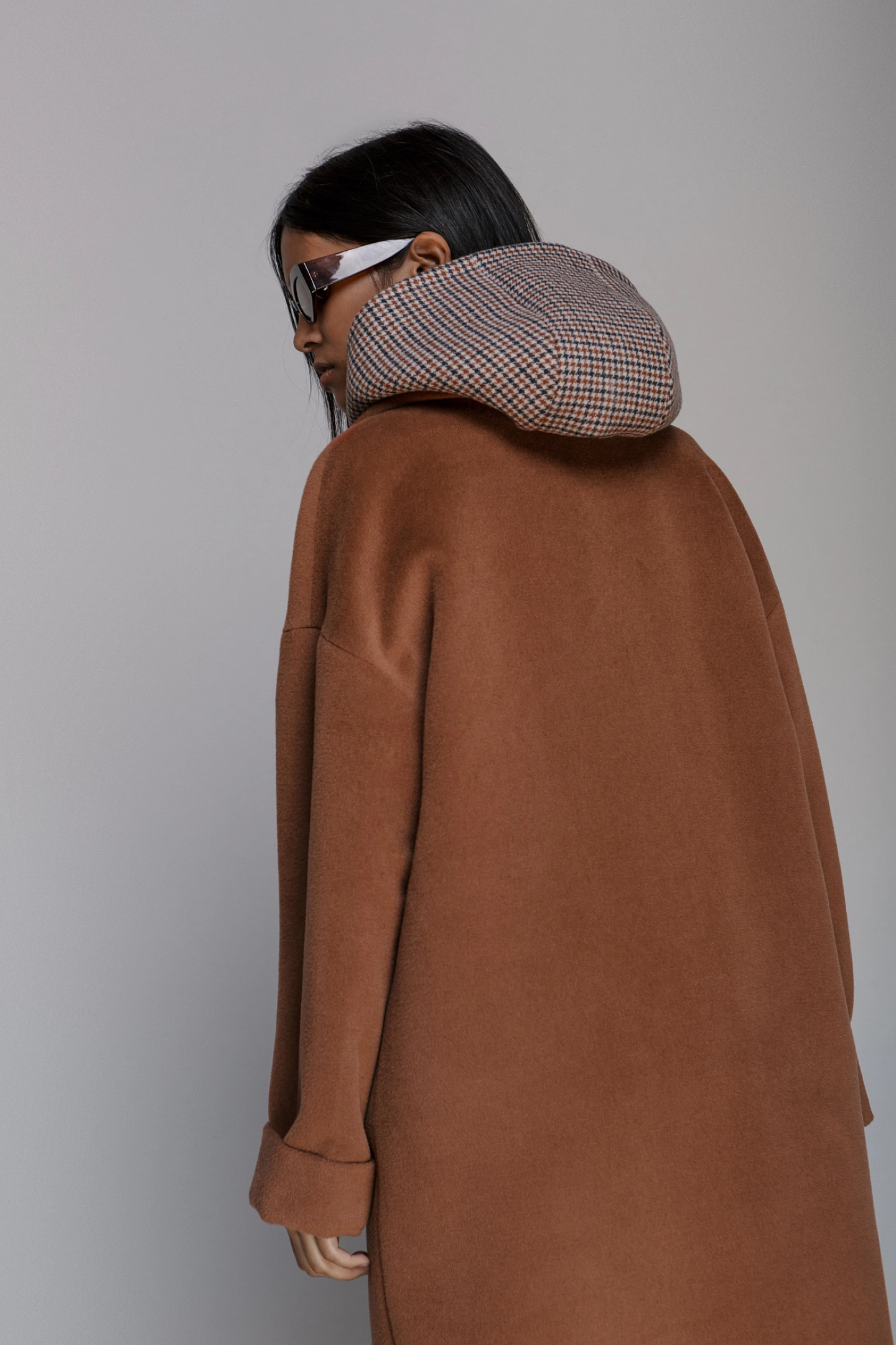 Пальто двубортное со спущенным плечом