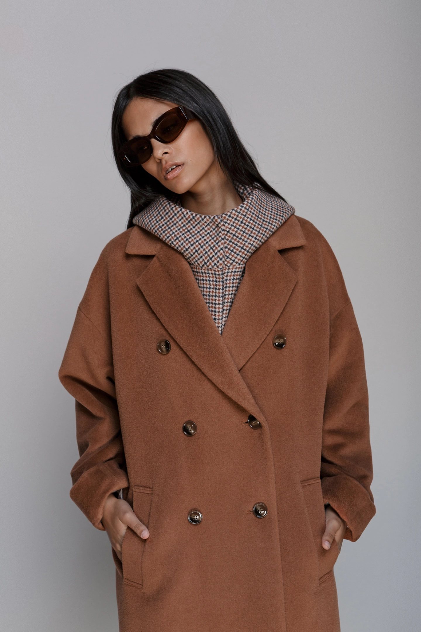 Пальто двубортное со спущенным плечом