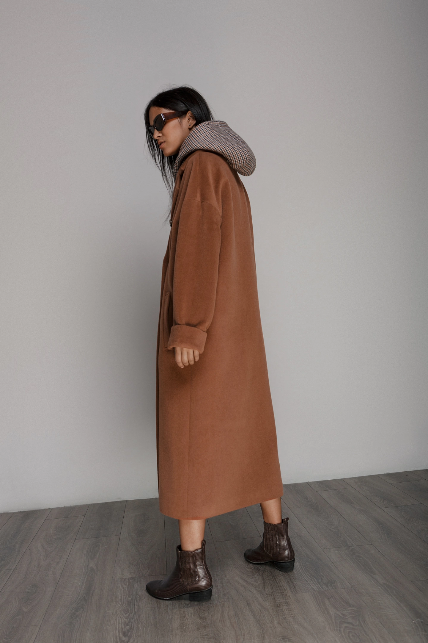 Пальто двубортное со спущенным плечом