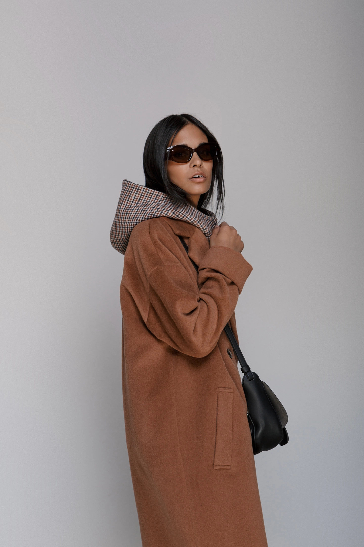 Пальто двубортное со спущенным плечом