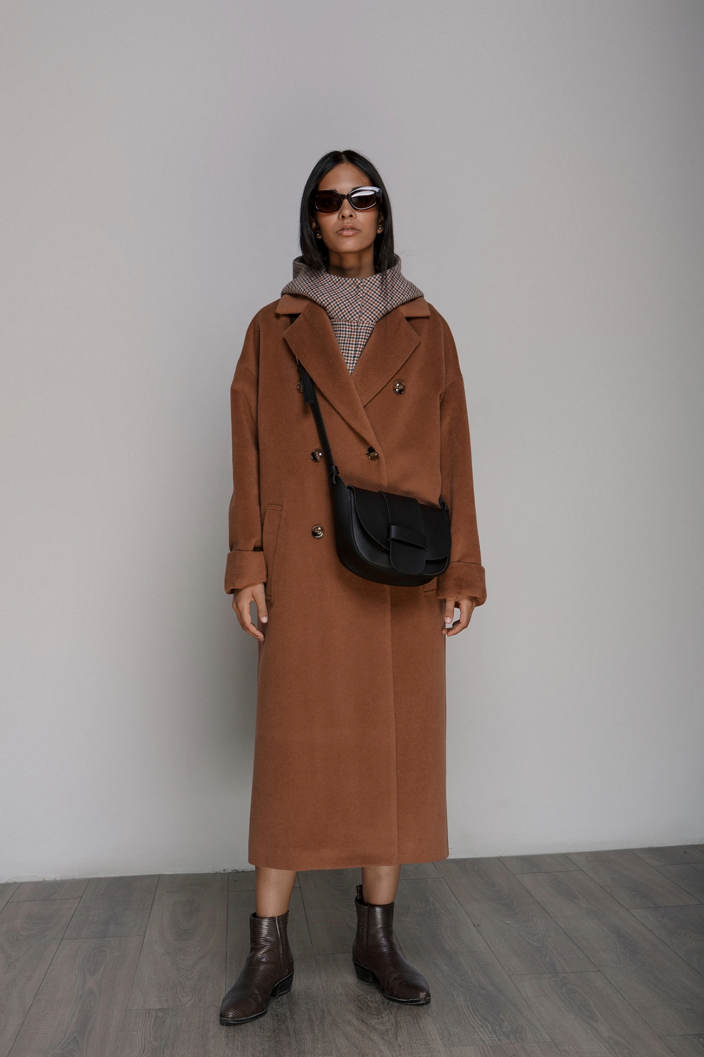 Пальто двубортное со спущенным плечом