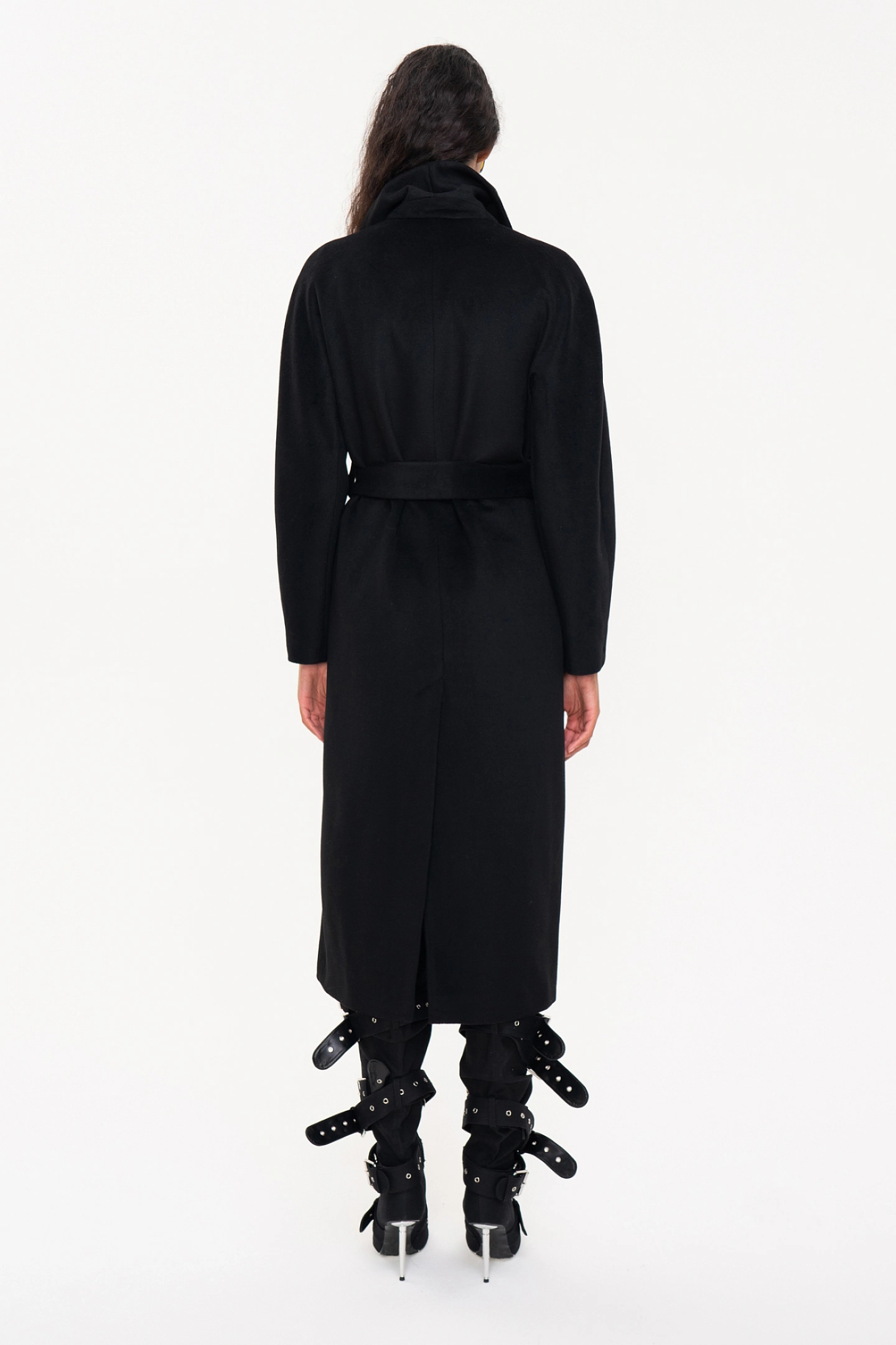 Robe coat with one-piece sleeves