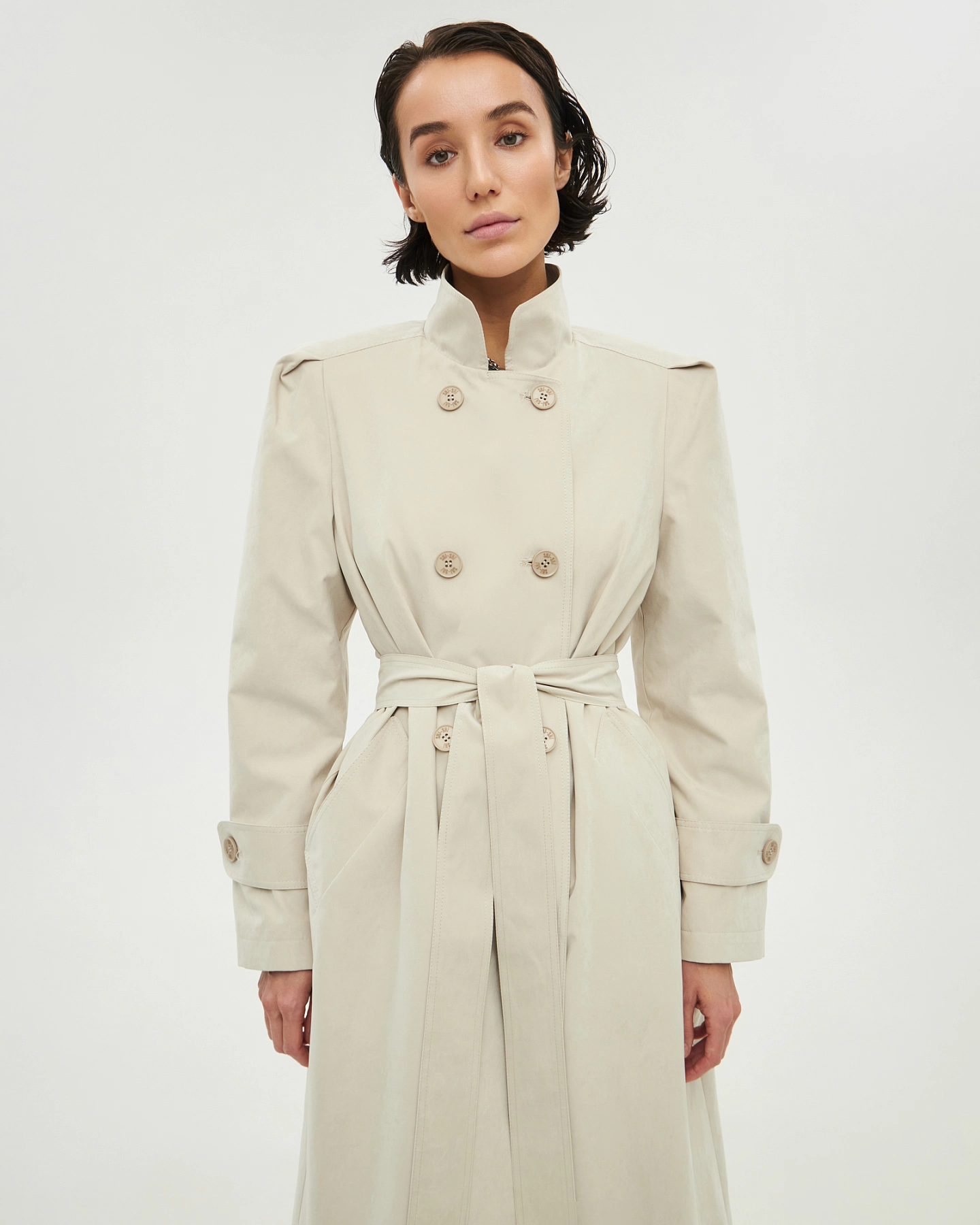 Voluminous shoulders raincoat