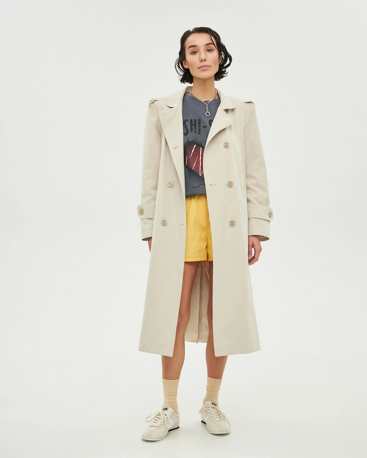 Voluminous shoulders raincoat