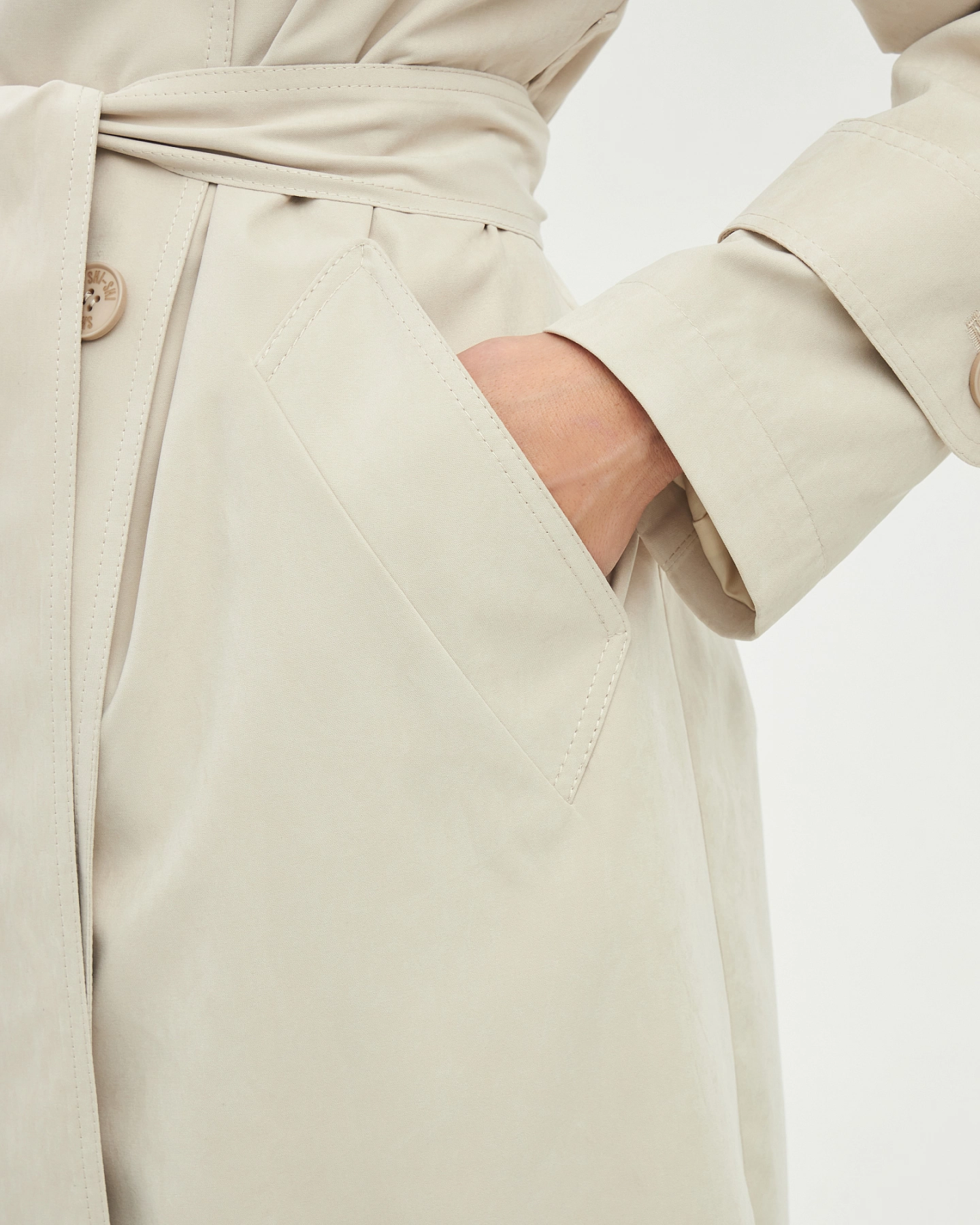 Voluminous shoulders raincoat