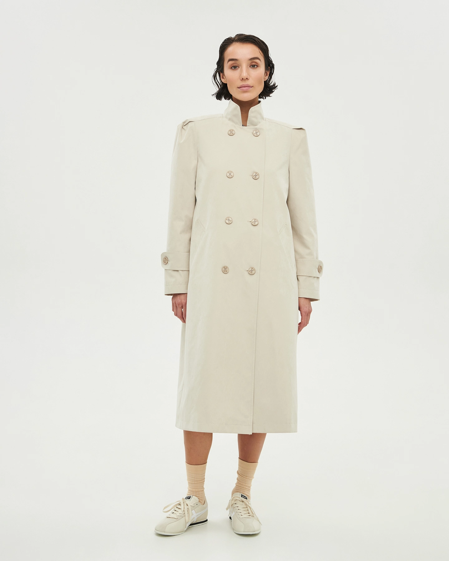 Voluminous shoulders raincoat
