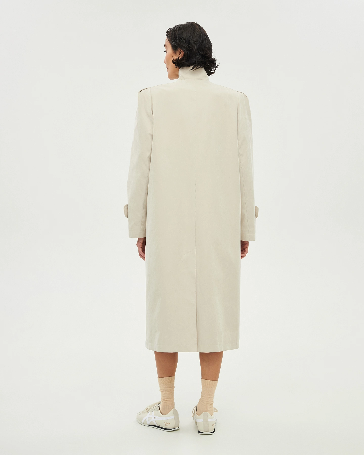 Voluminous shoulders raincoat