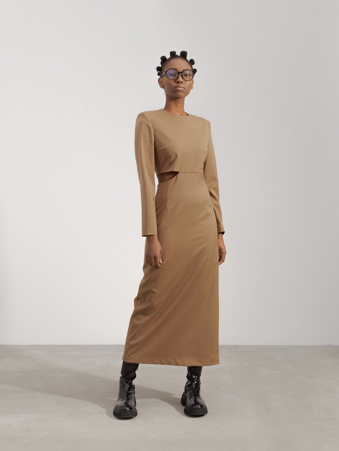 Платье с вырезом на талии