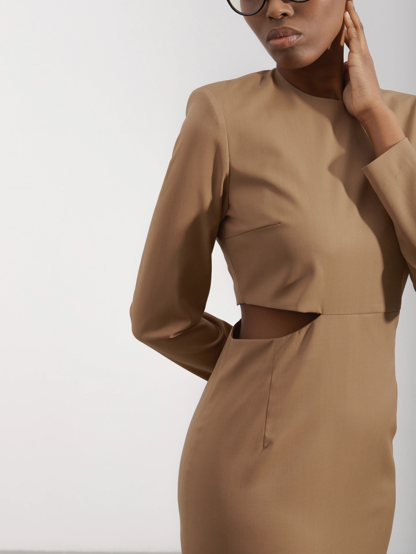 Платье с вырезом на талии