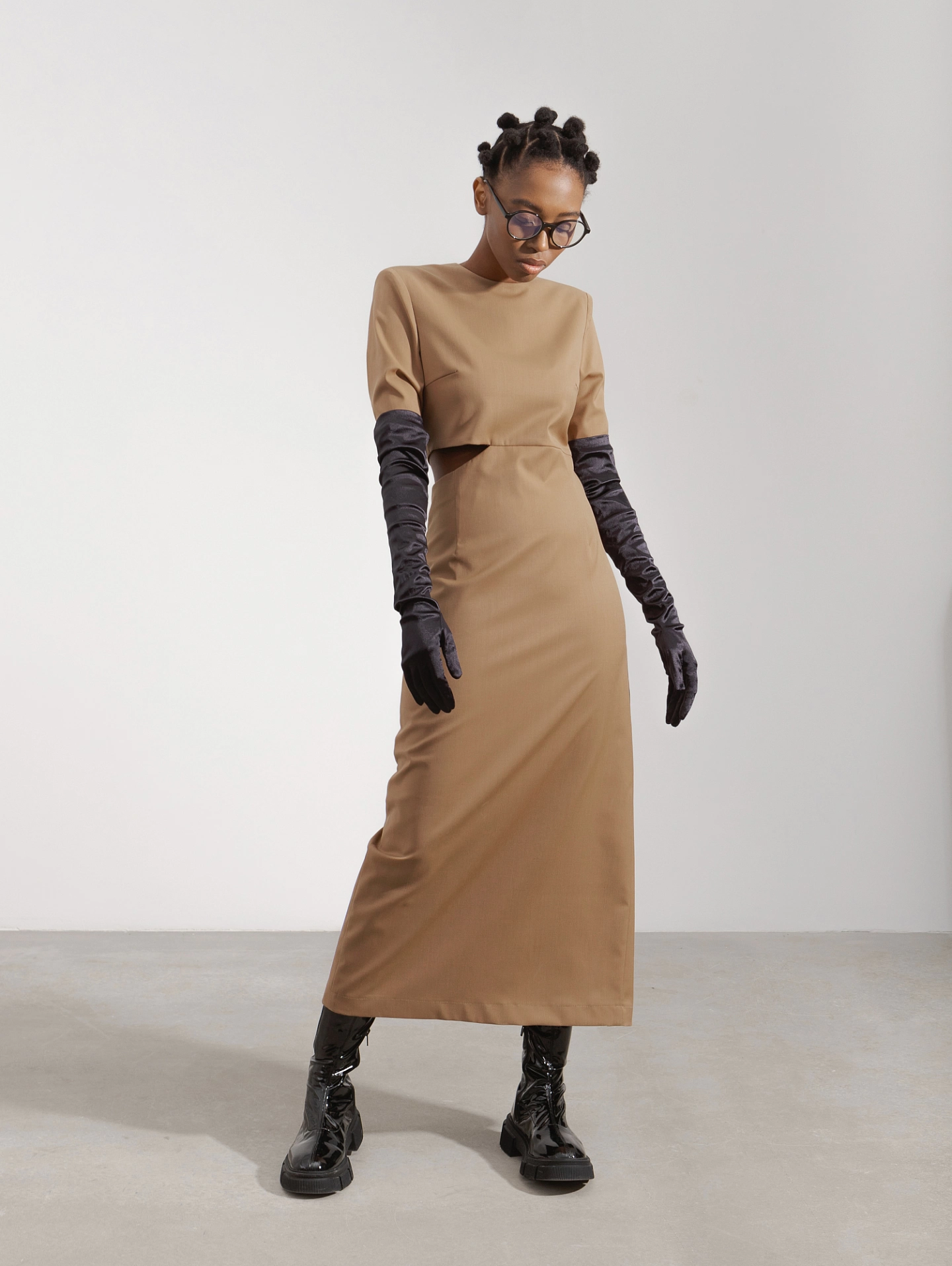 Платье с вырезом на талии