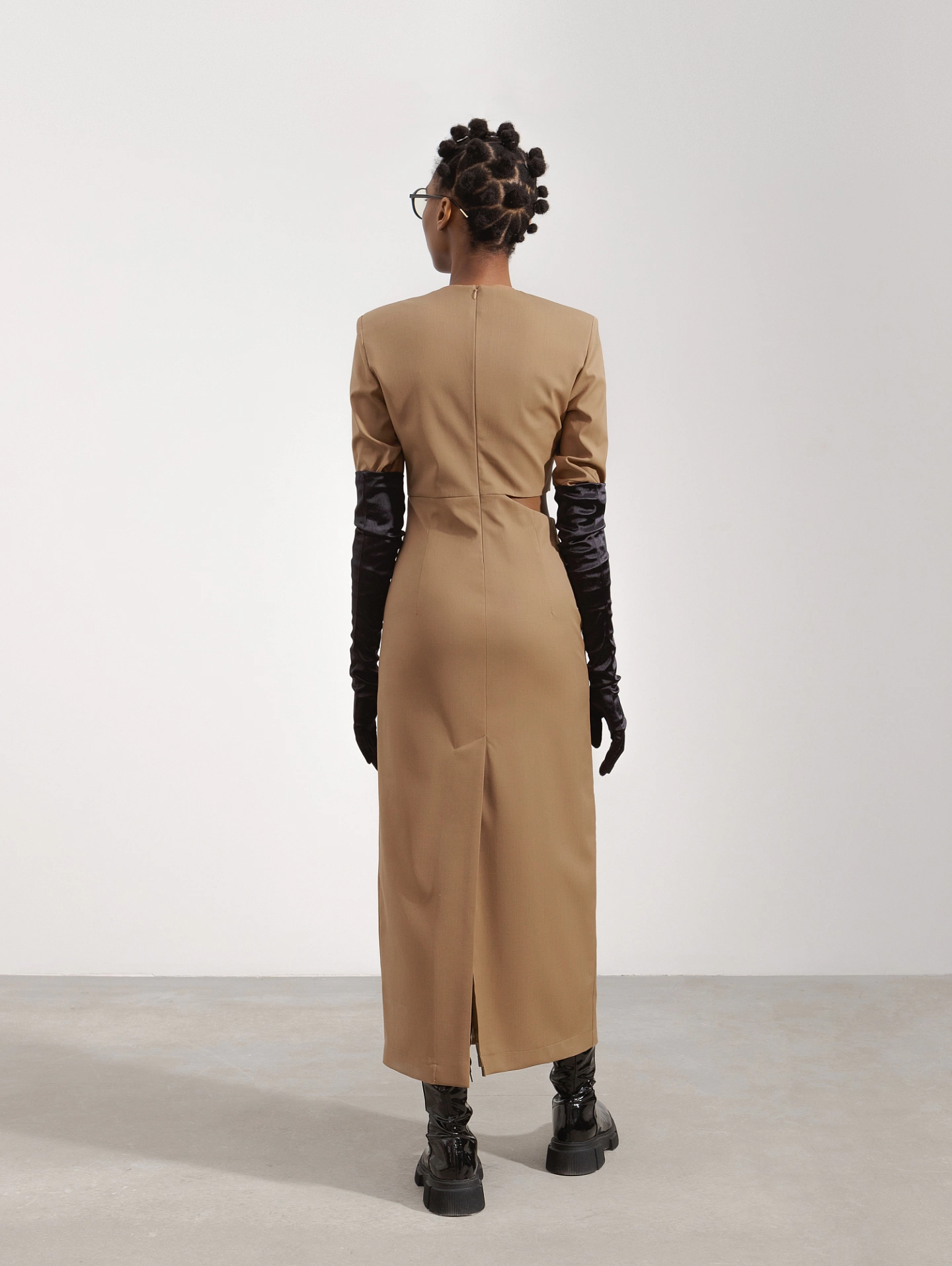 Платье с вырезом на талии