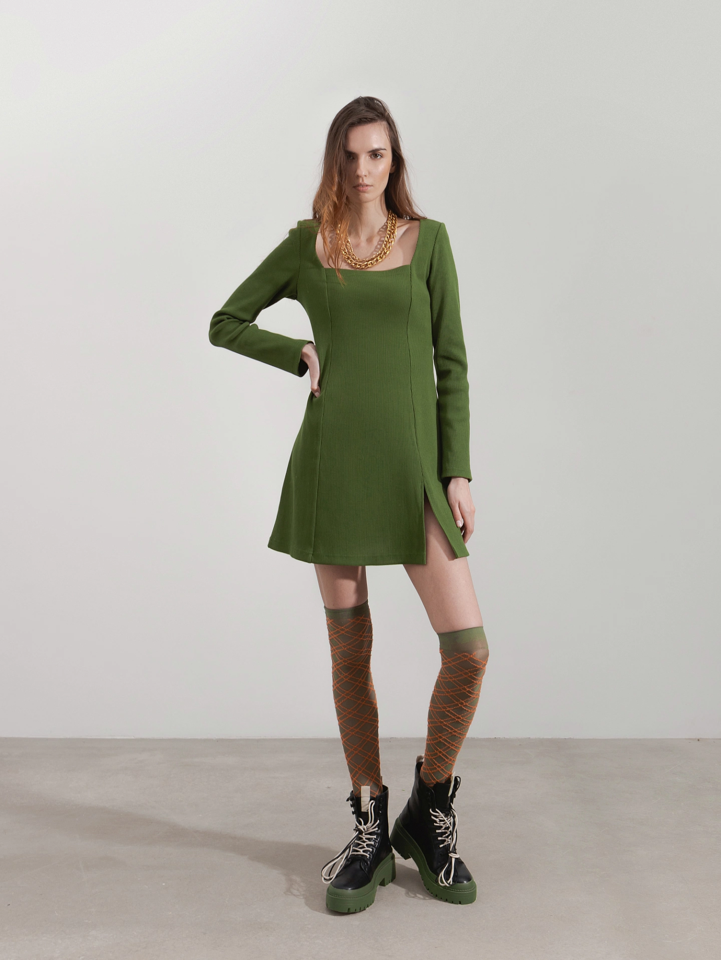 Платье с квадратным вырезом