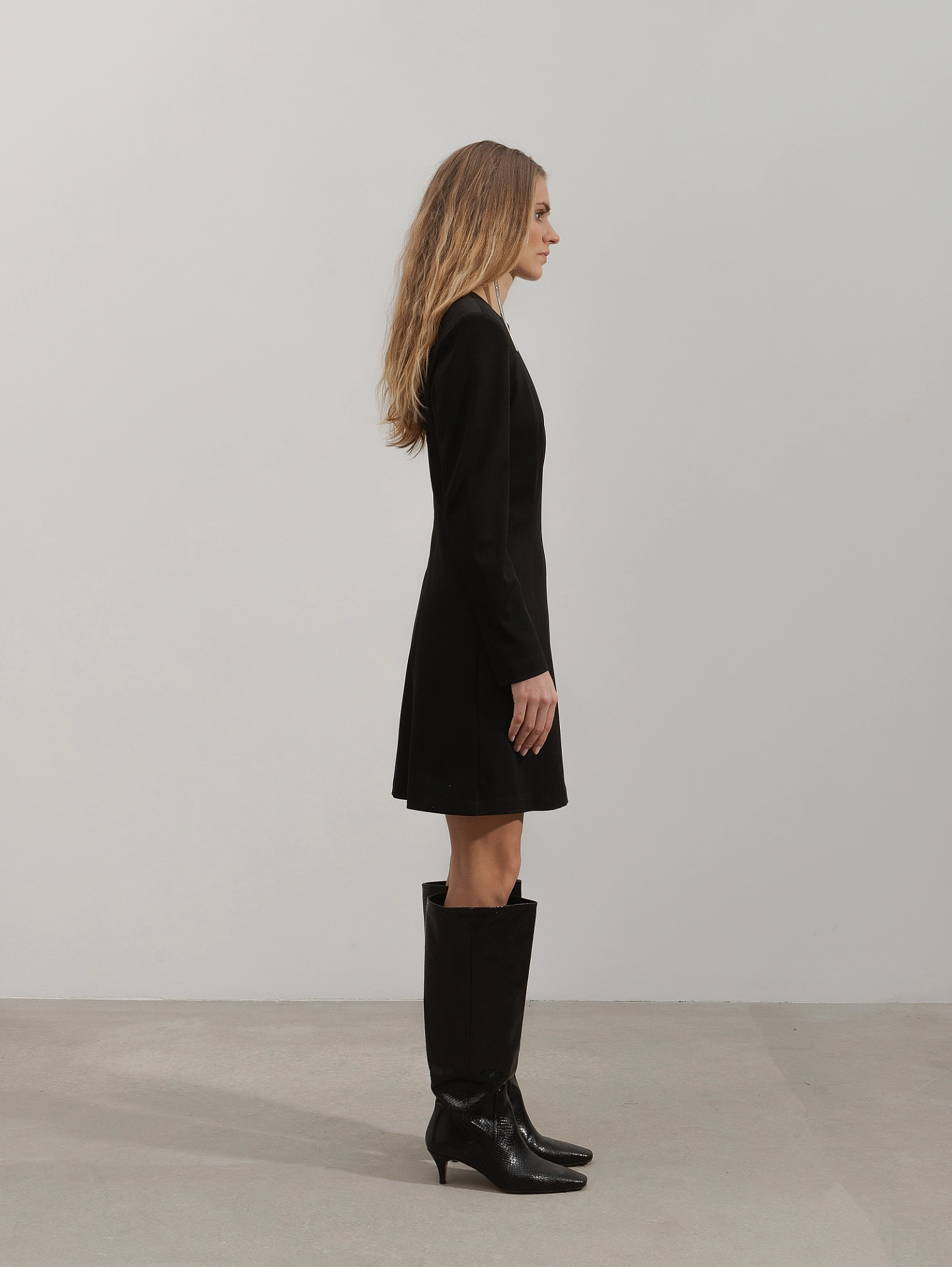 Платье с рельефными швами