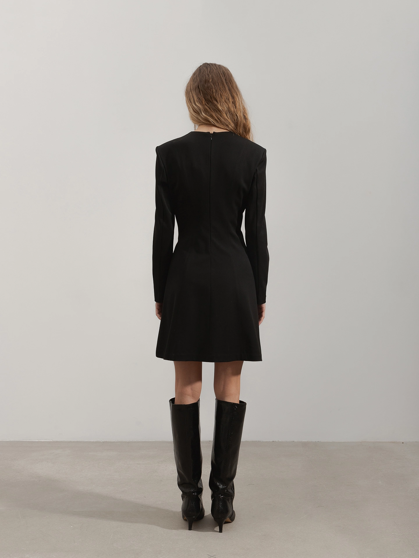 Платье с рельефными швами