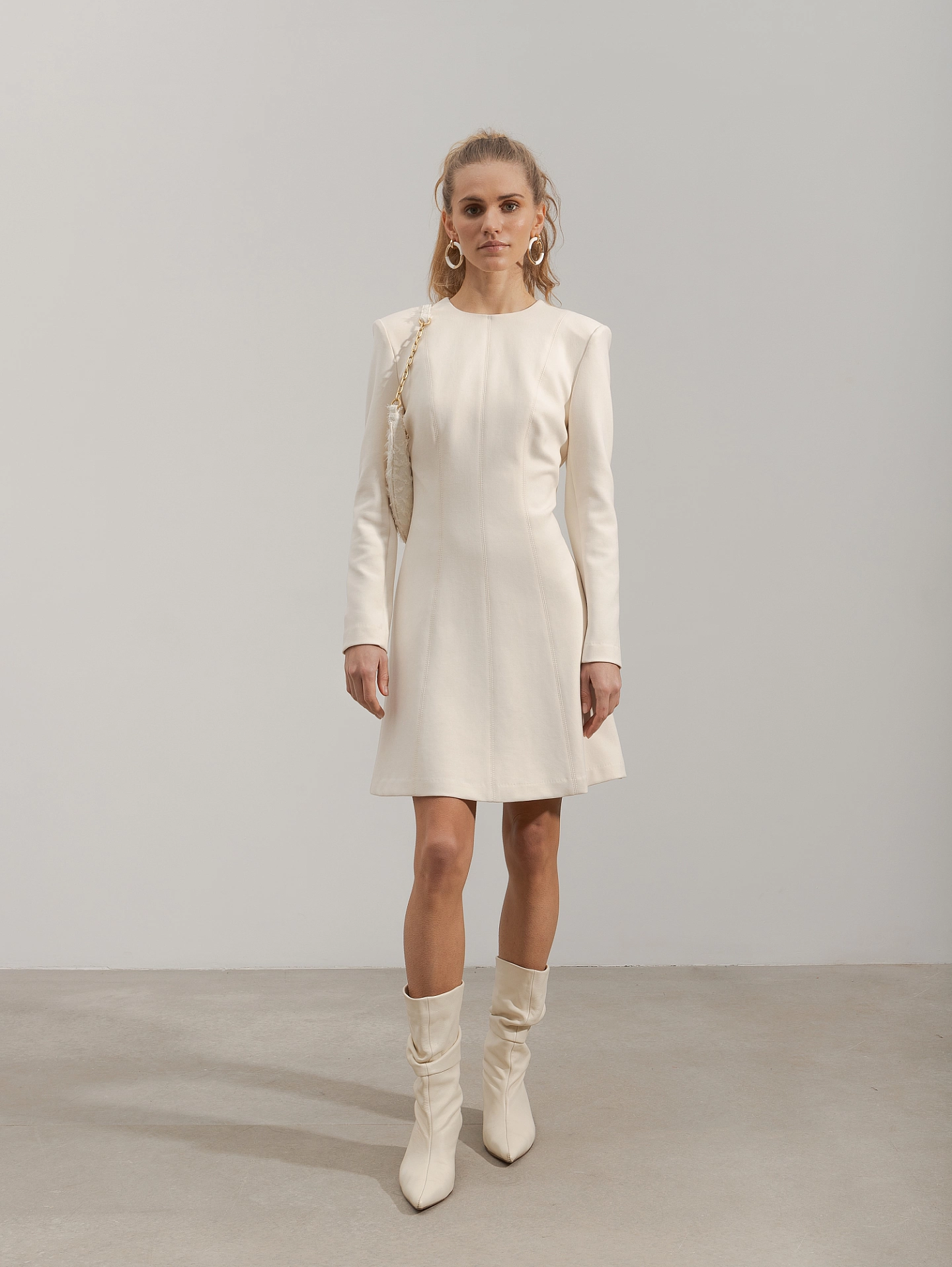 Платье с рельефными швами