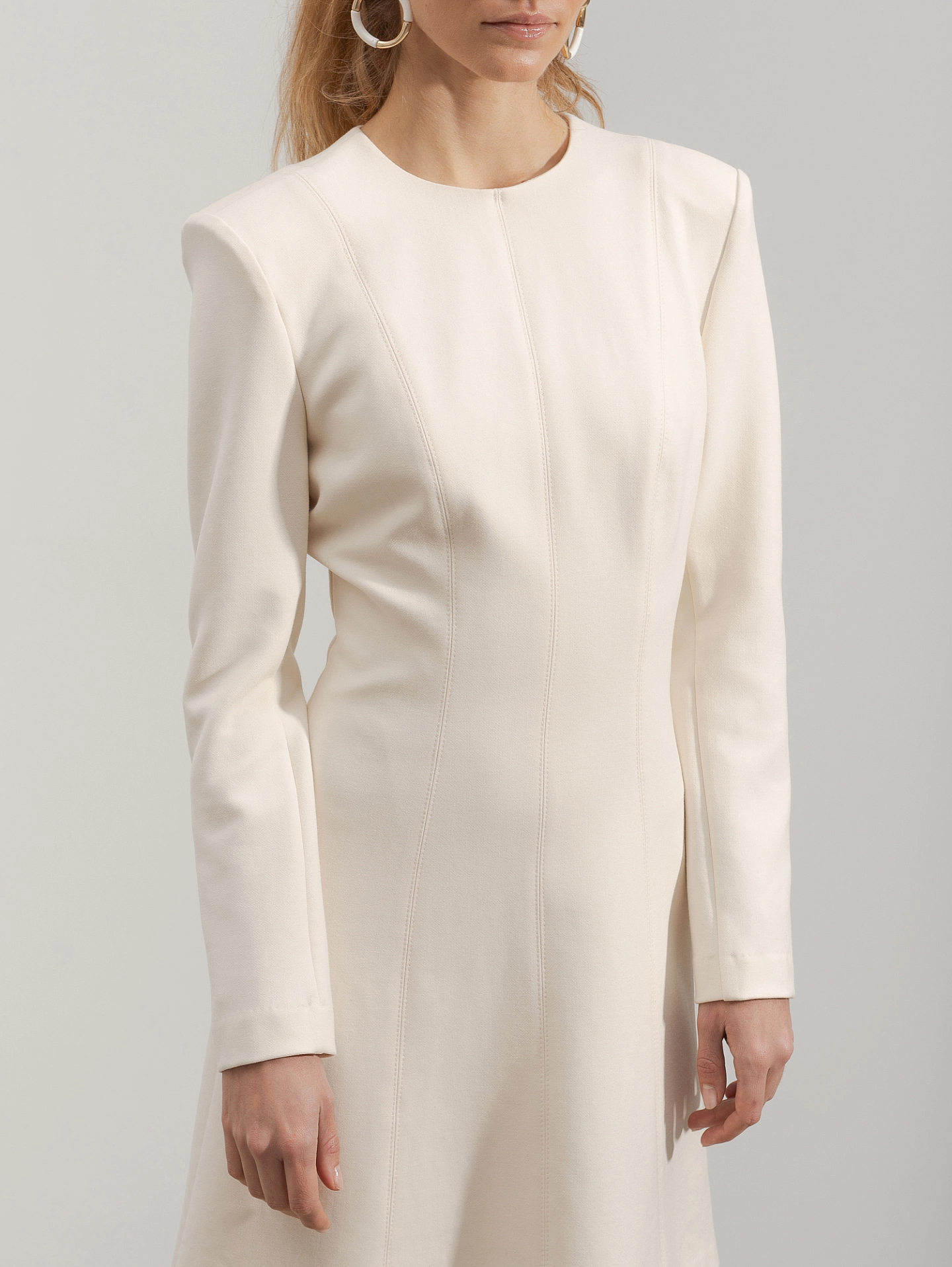 Платье с рельефными швами