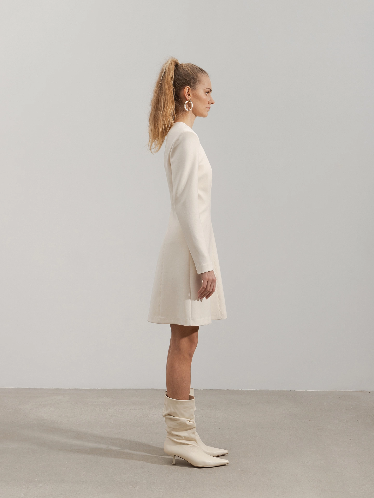 Платье с рельефными швами