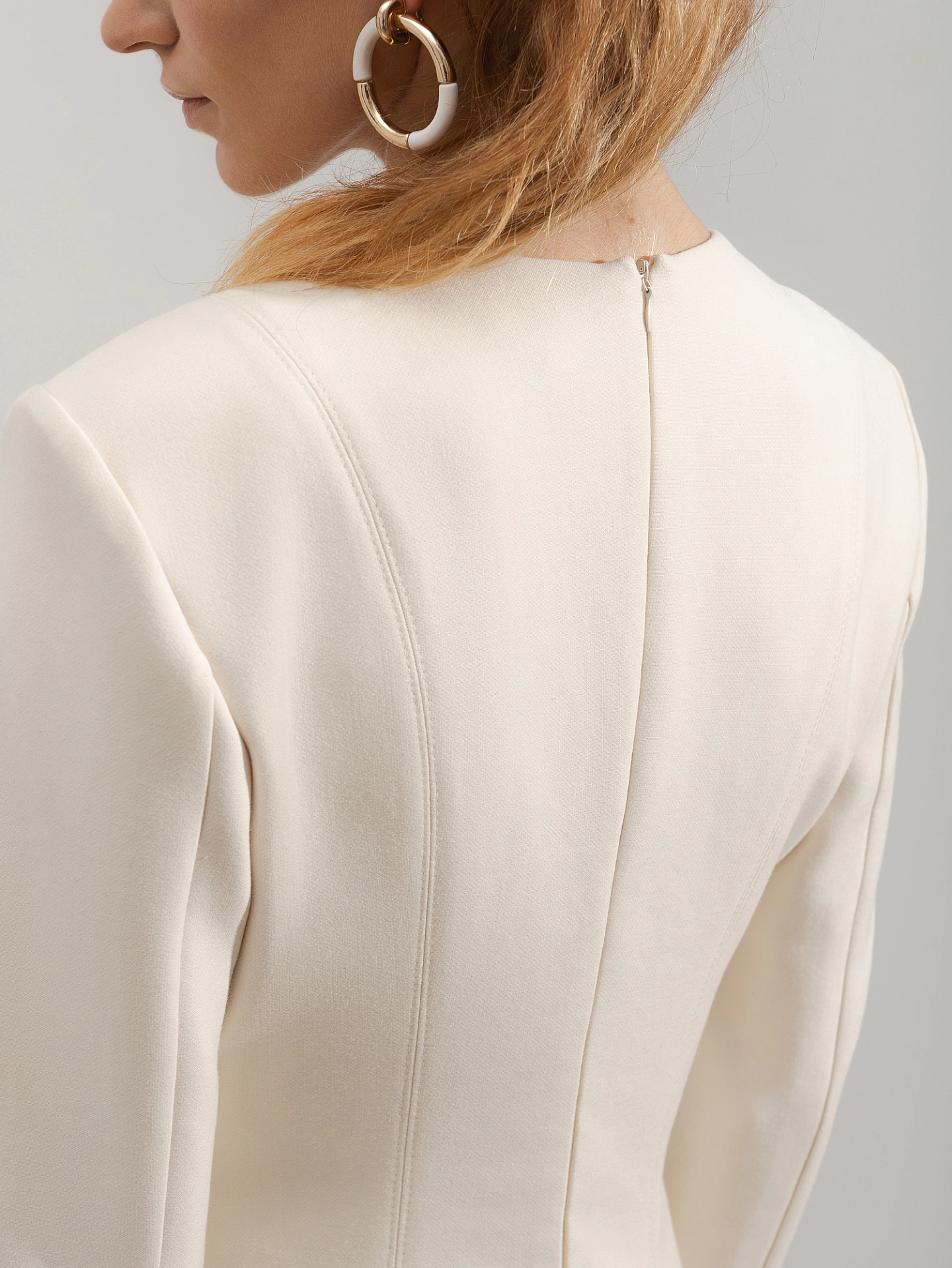 Платье с рельефными швами