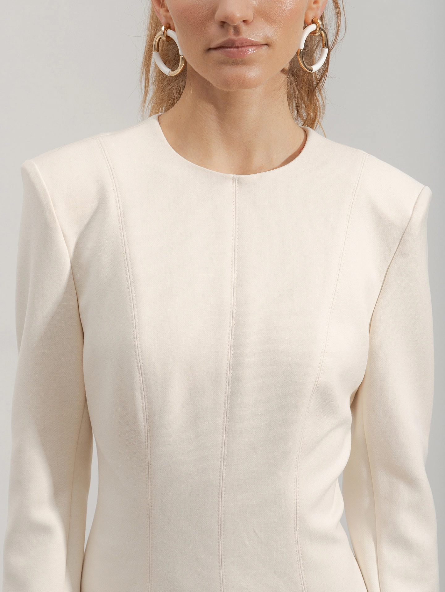 Платье с рельефными швами