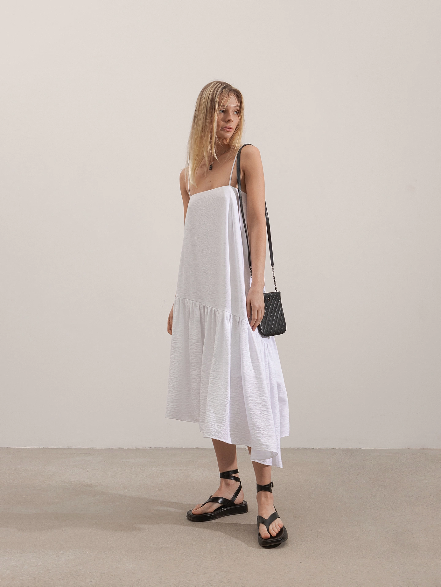 Платье на бретелях с оборкой