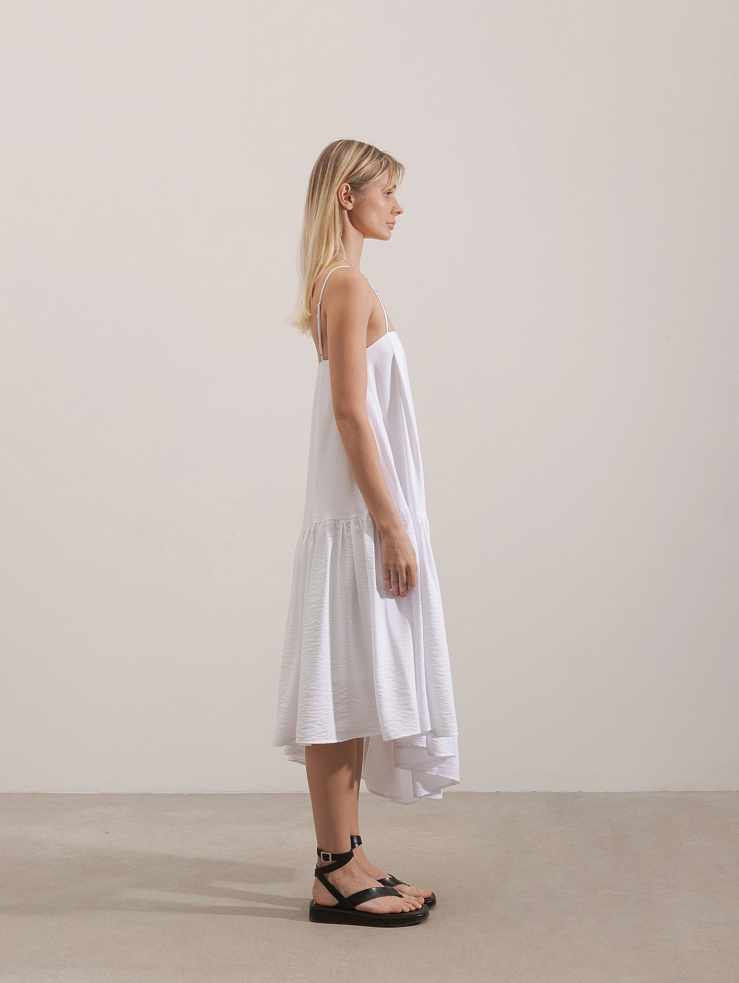 Платье на бретелях с оборкой