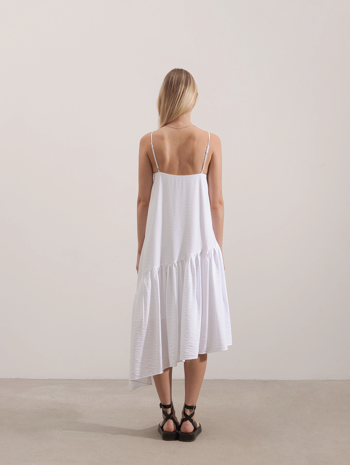 Платье на бретелях с оборкой