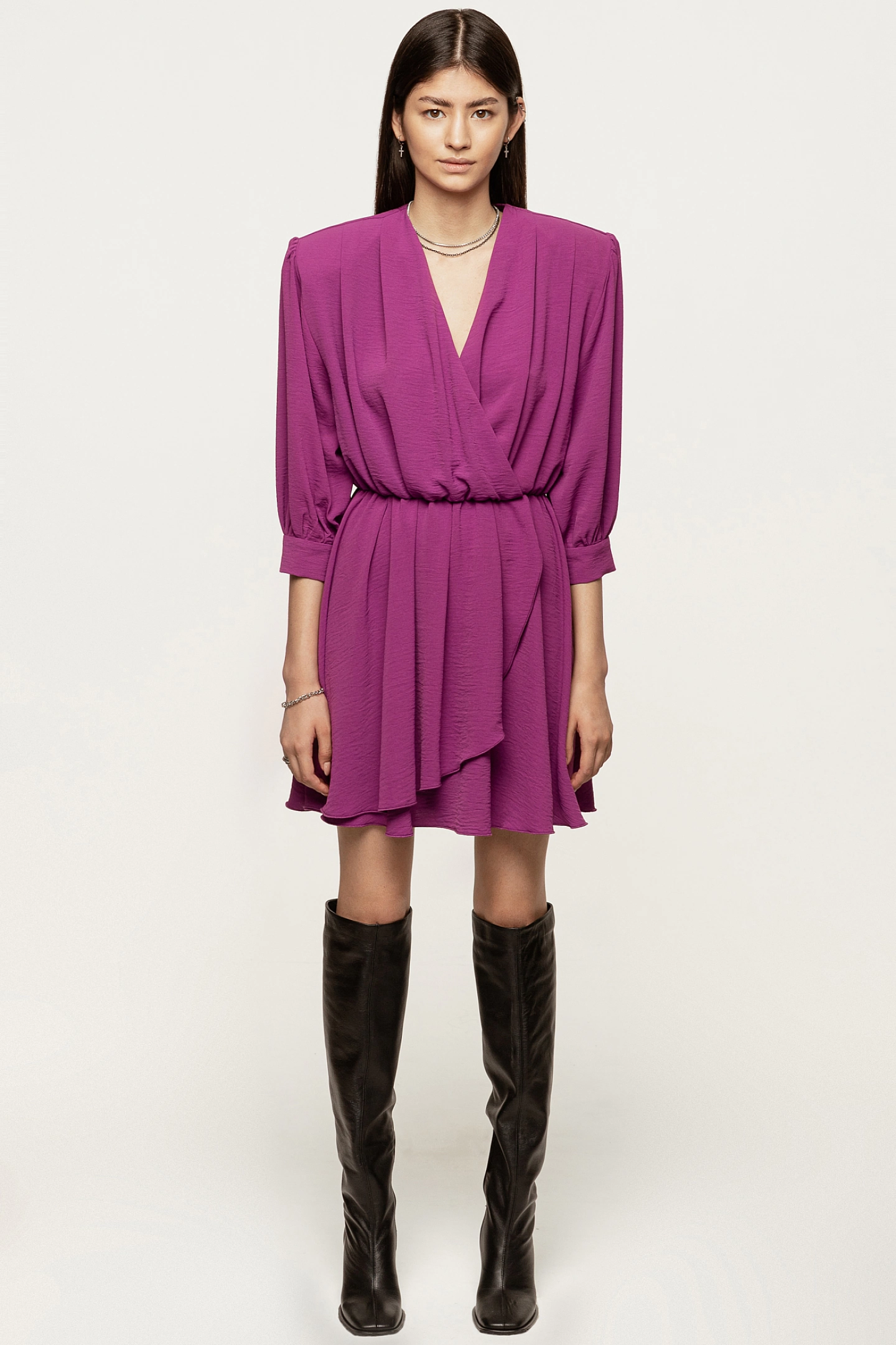 Платье мини с запахом и широким плечом