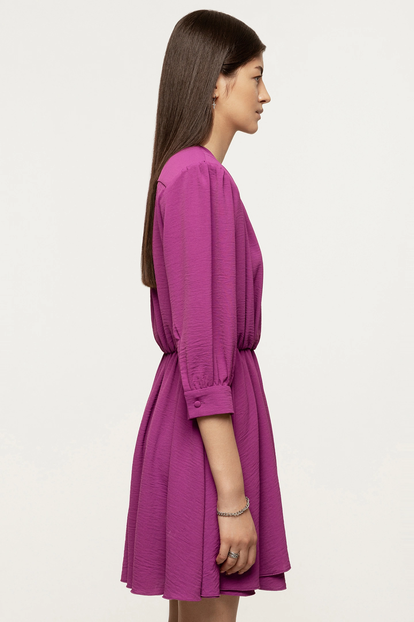 Платье мини с запахом и широким плечом