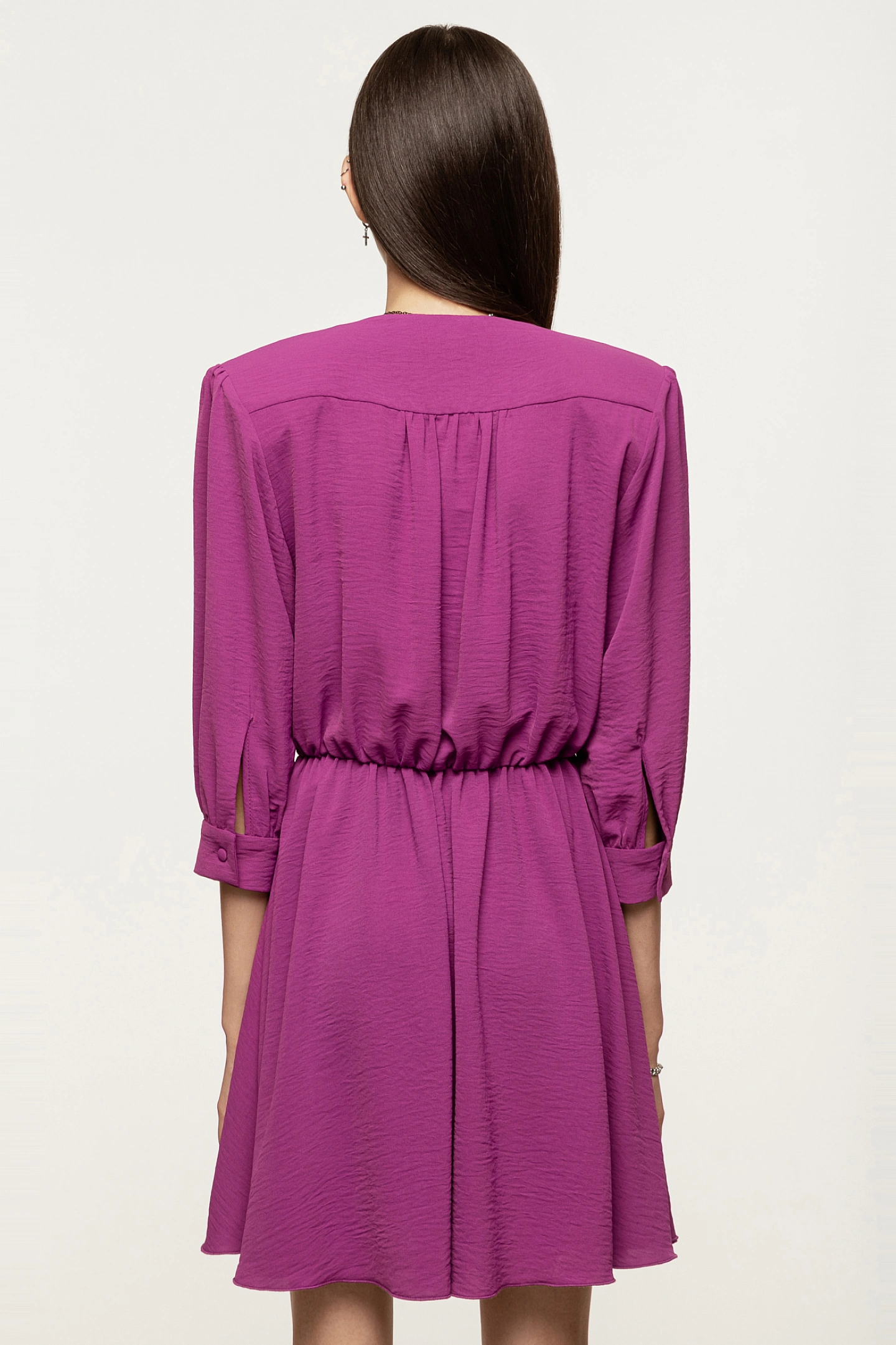 Платье мини с запахом и широким плечом