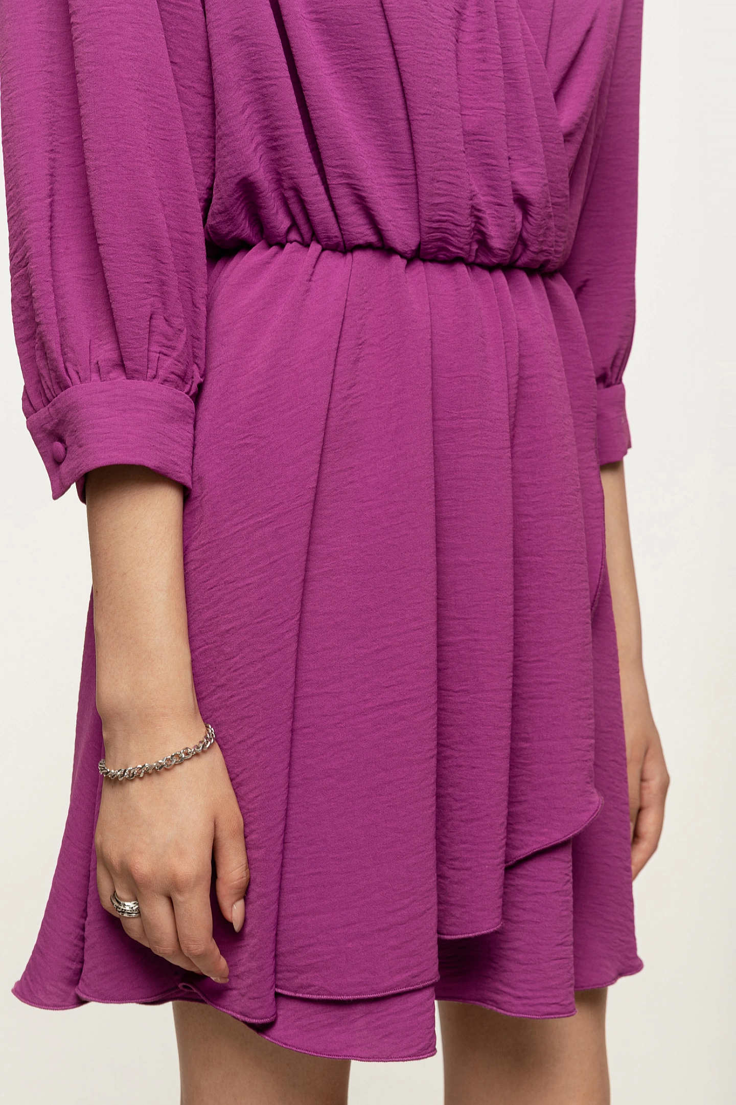 Платье мини с запахом и широким плечом