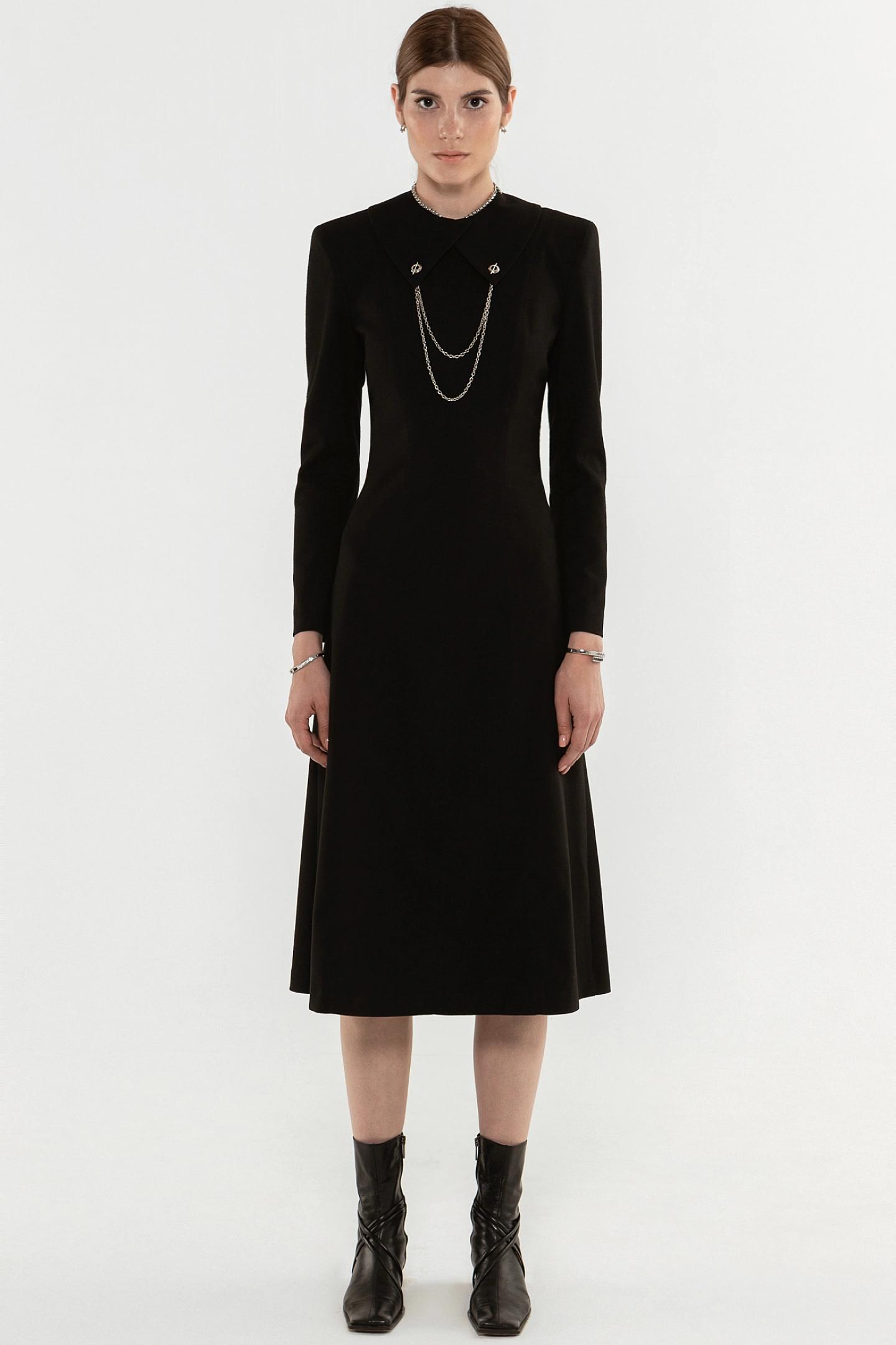 Платье с рельефными швами и съёмным воротником
