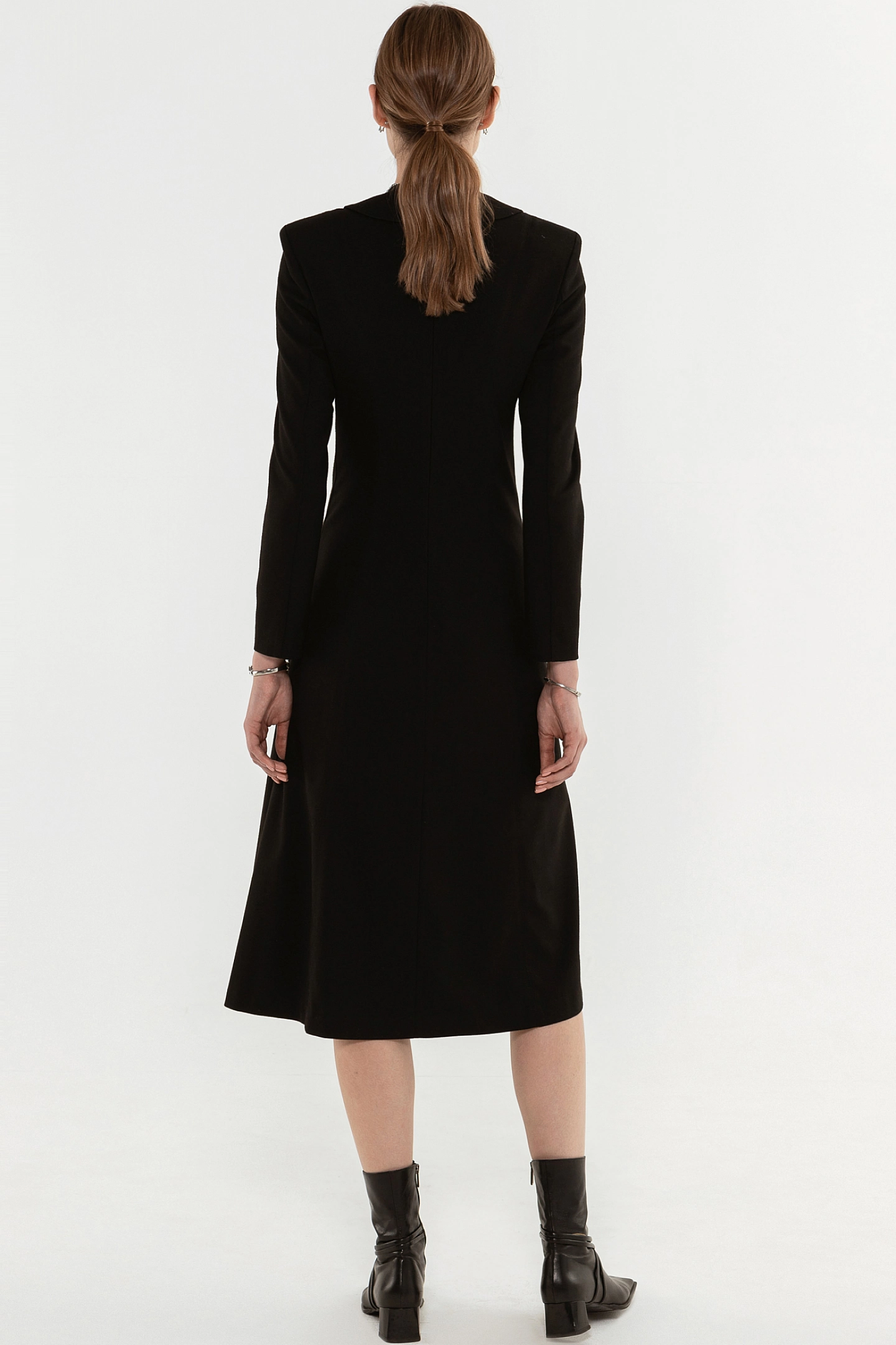 Платье с рельефными швами и съёмным воротником