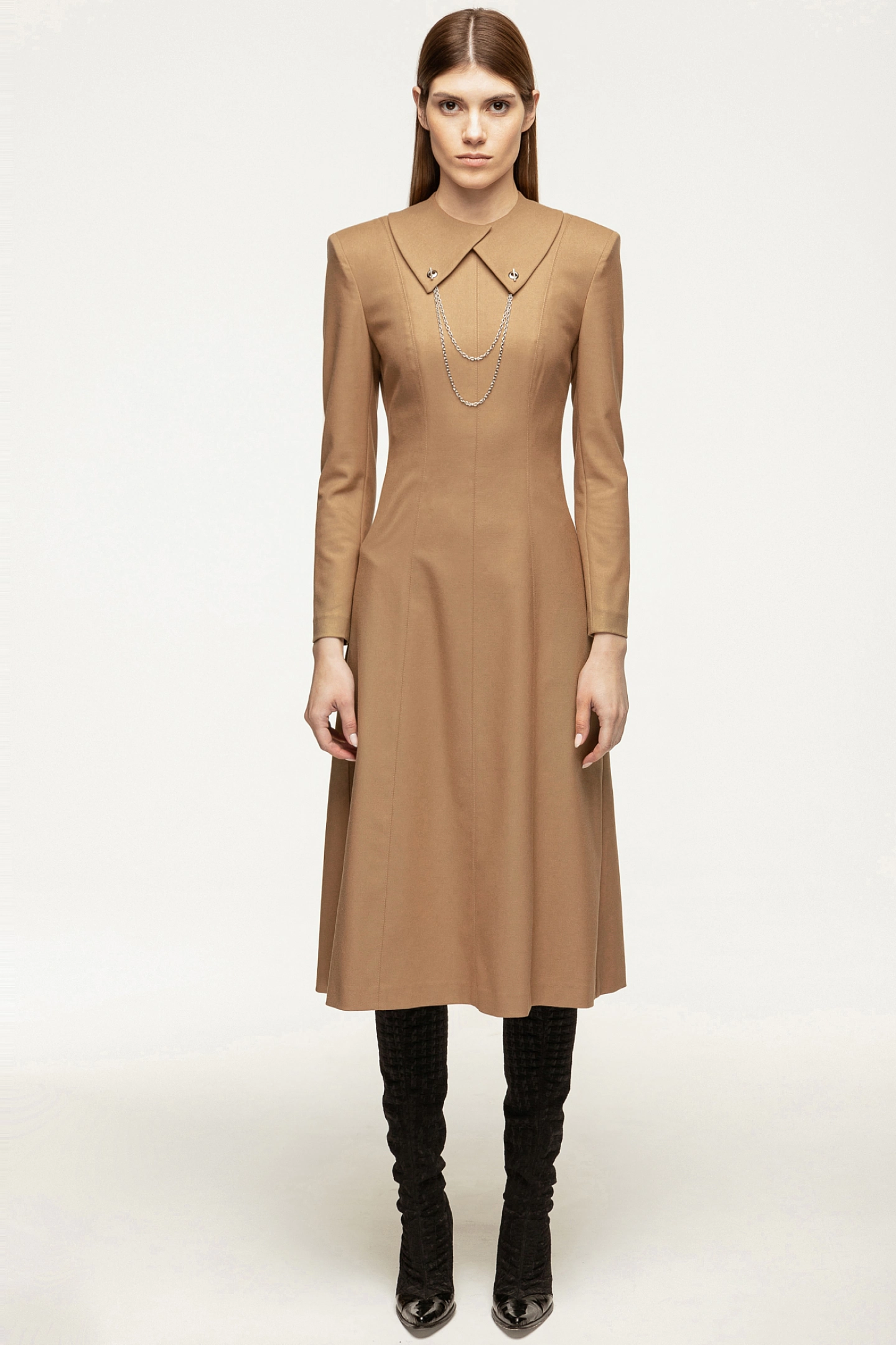 Платье с рельефными швами и съёмным воротником