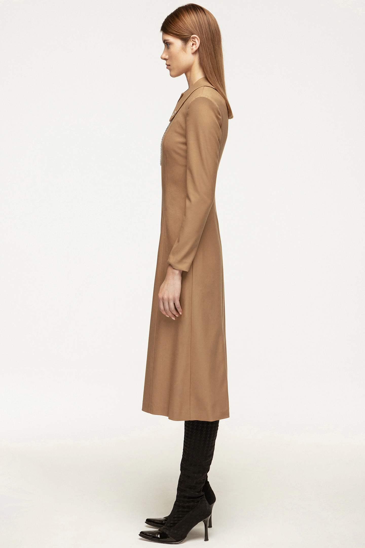 Платье с рельефными швами и съёмным воротником