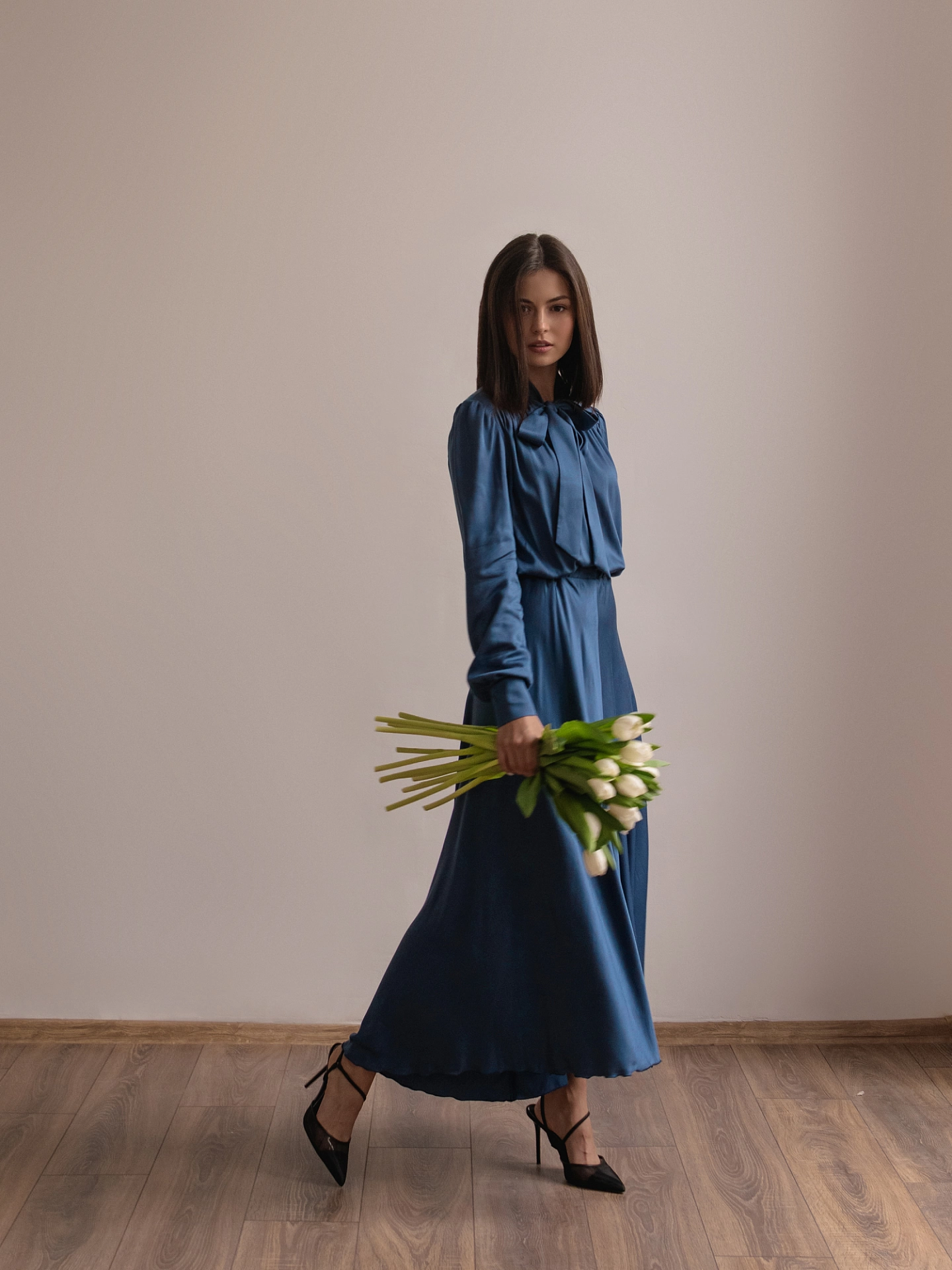 Платье с завязками и резинкой на талии