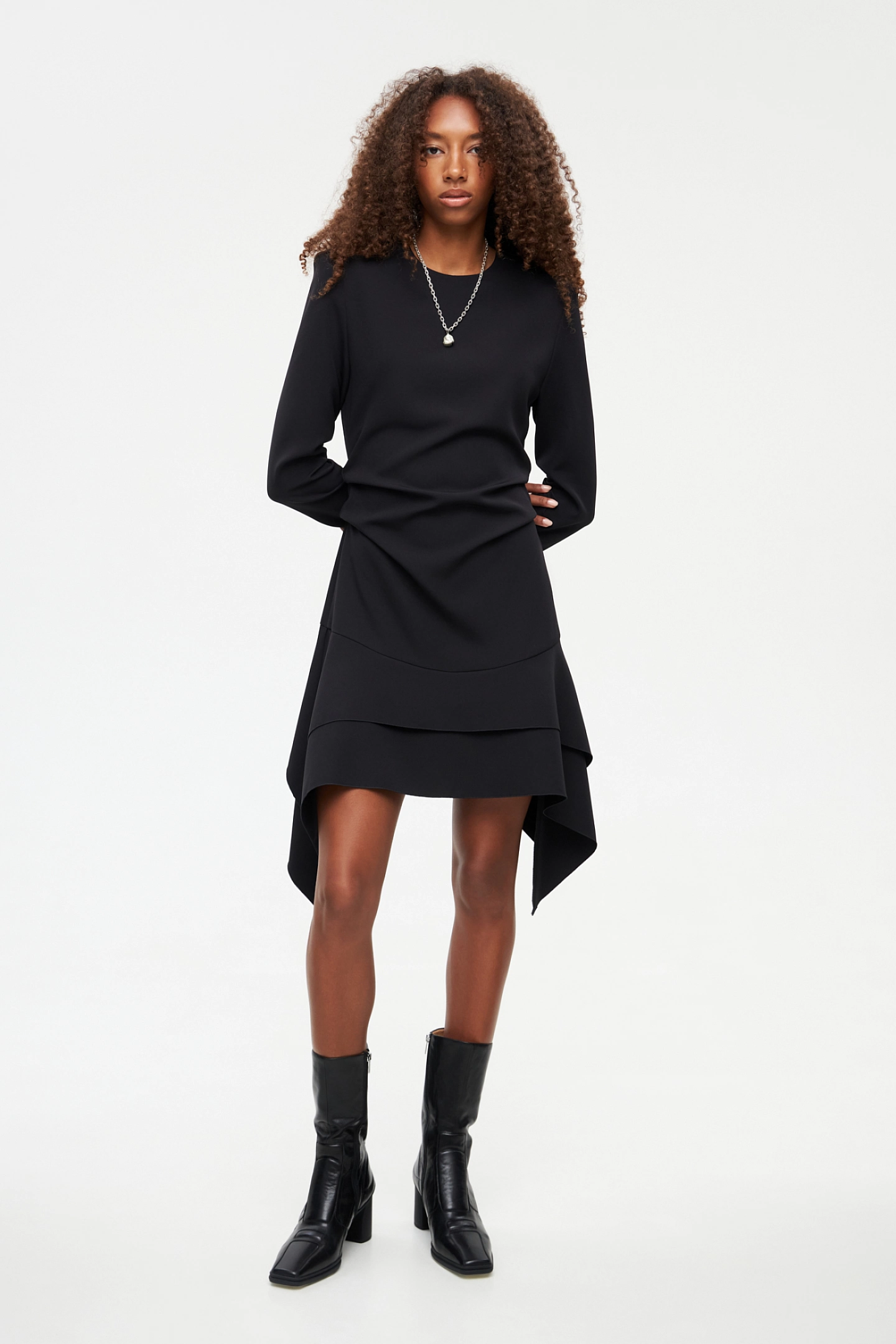 Wide shoulder dress with flounces