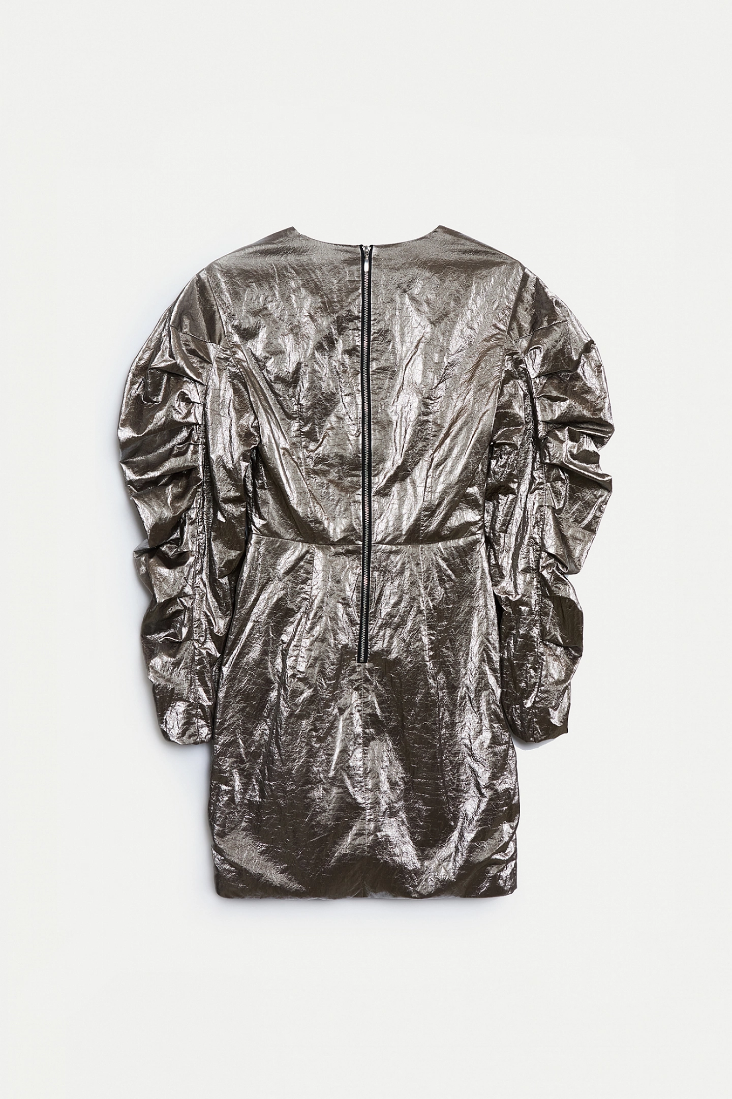 Платье с запахом и объёмными рукавами