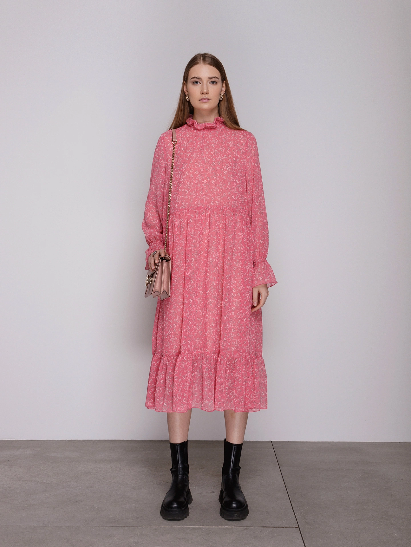 Платье из шифона с воротником стойка