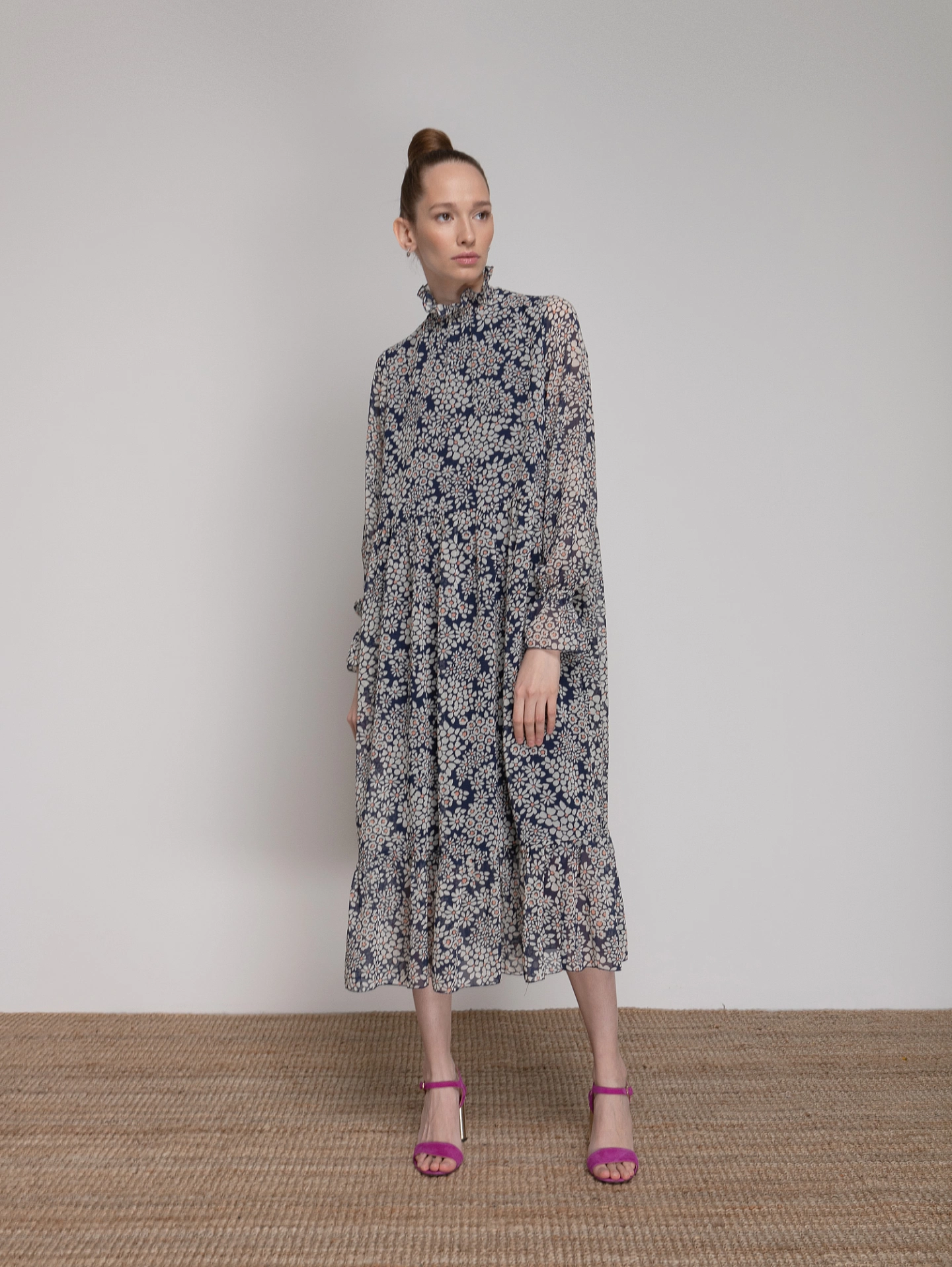 Платье из шифона с воротником стойка