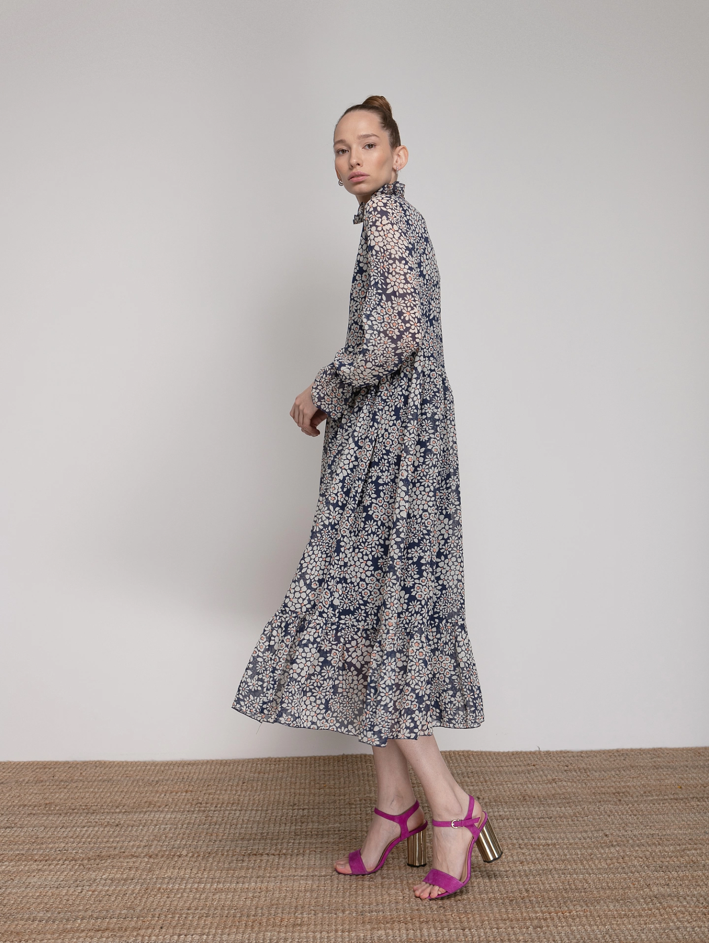 Платье из шифона с воротником стойка