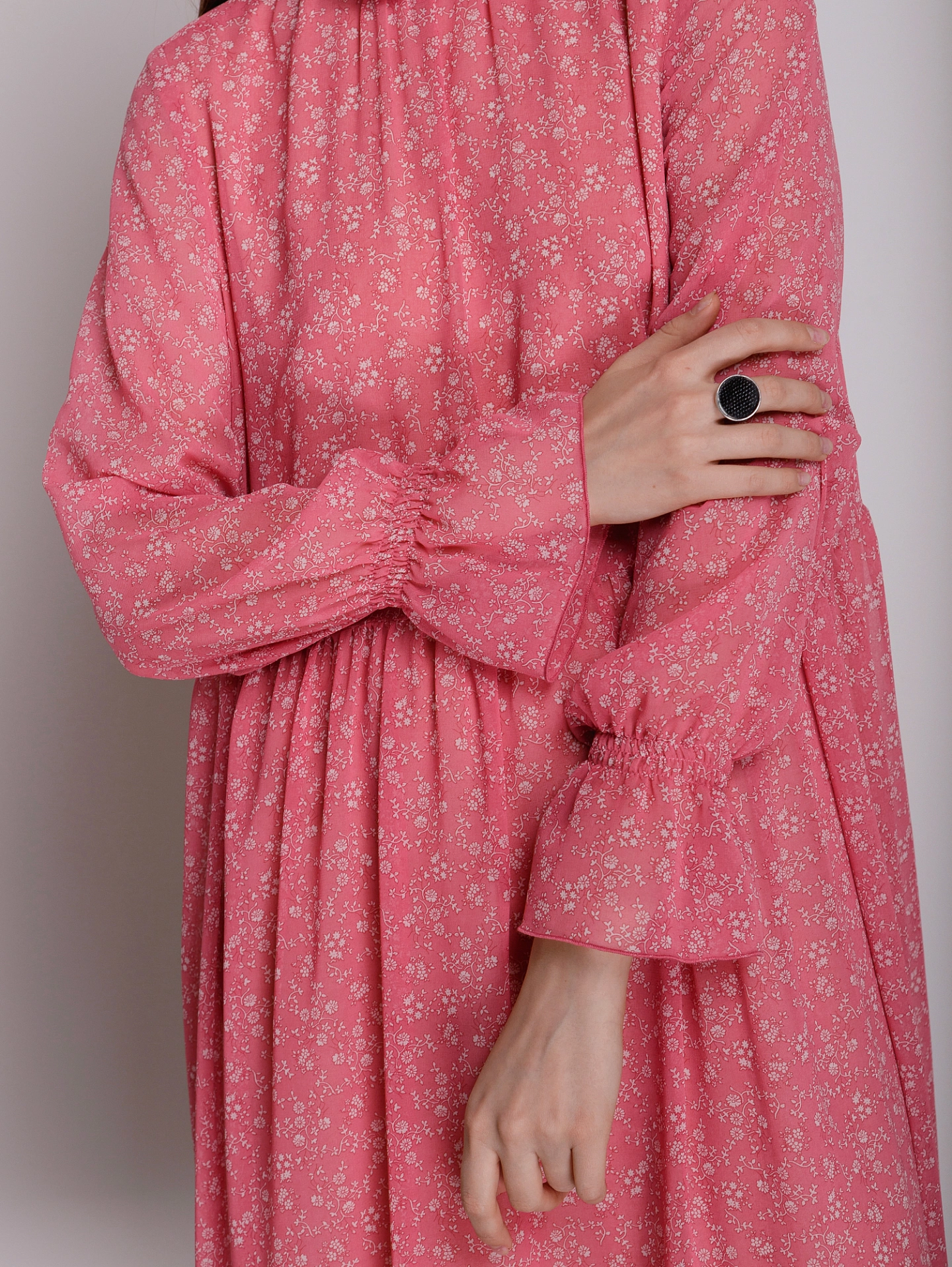 Платье из шифона с воротником стойка