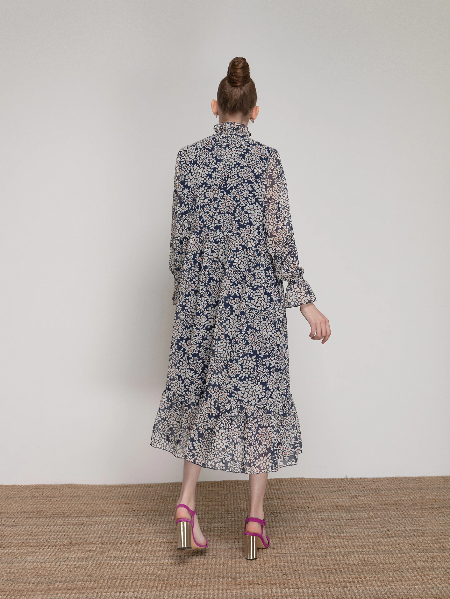 Платье из шифона с воротником стойка