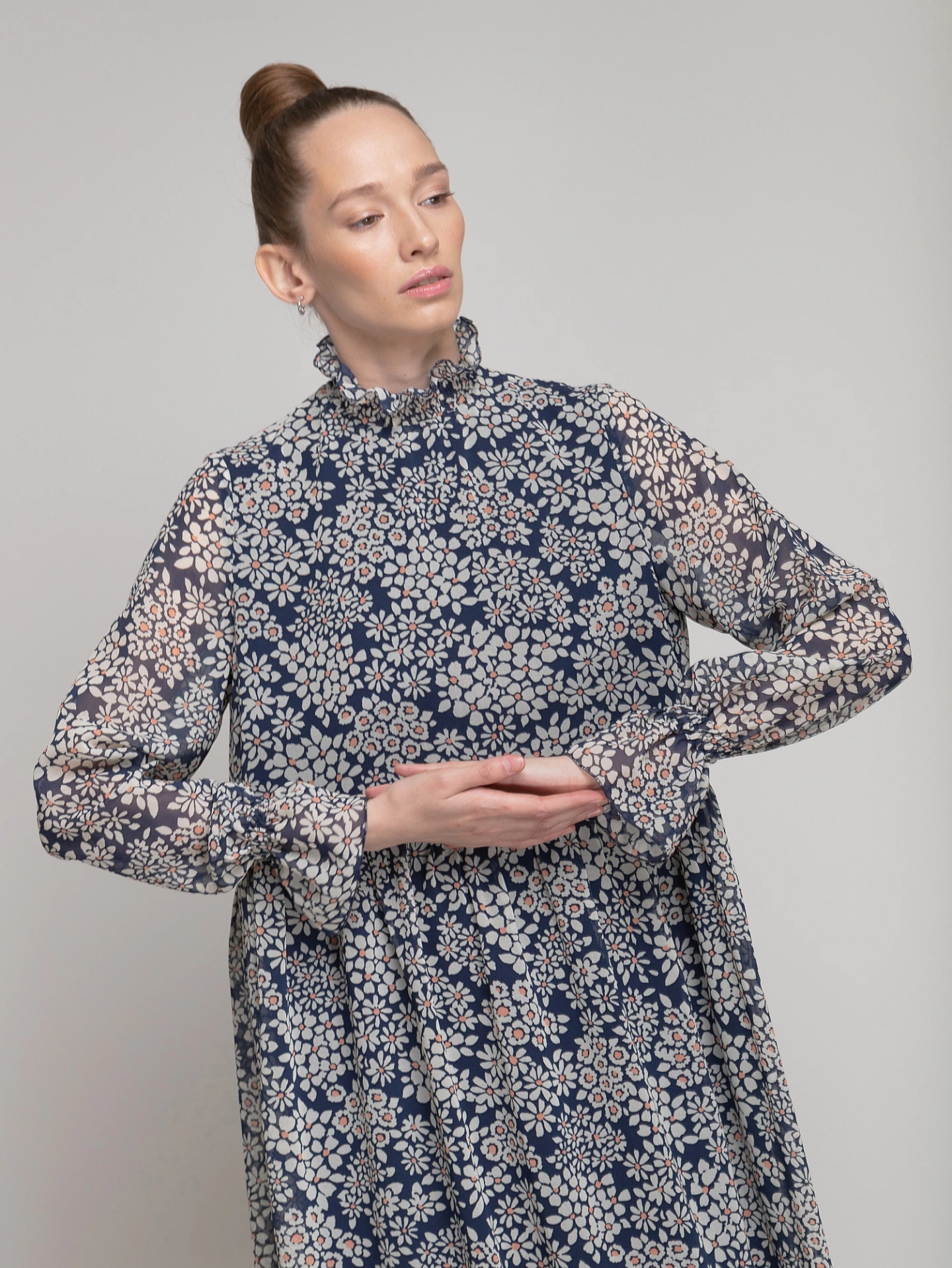 Платье из шифона с воротником стойка