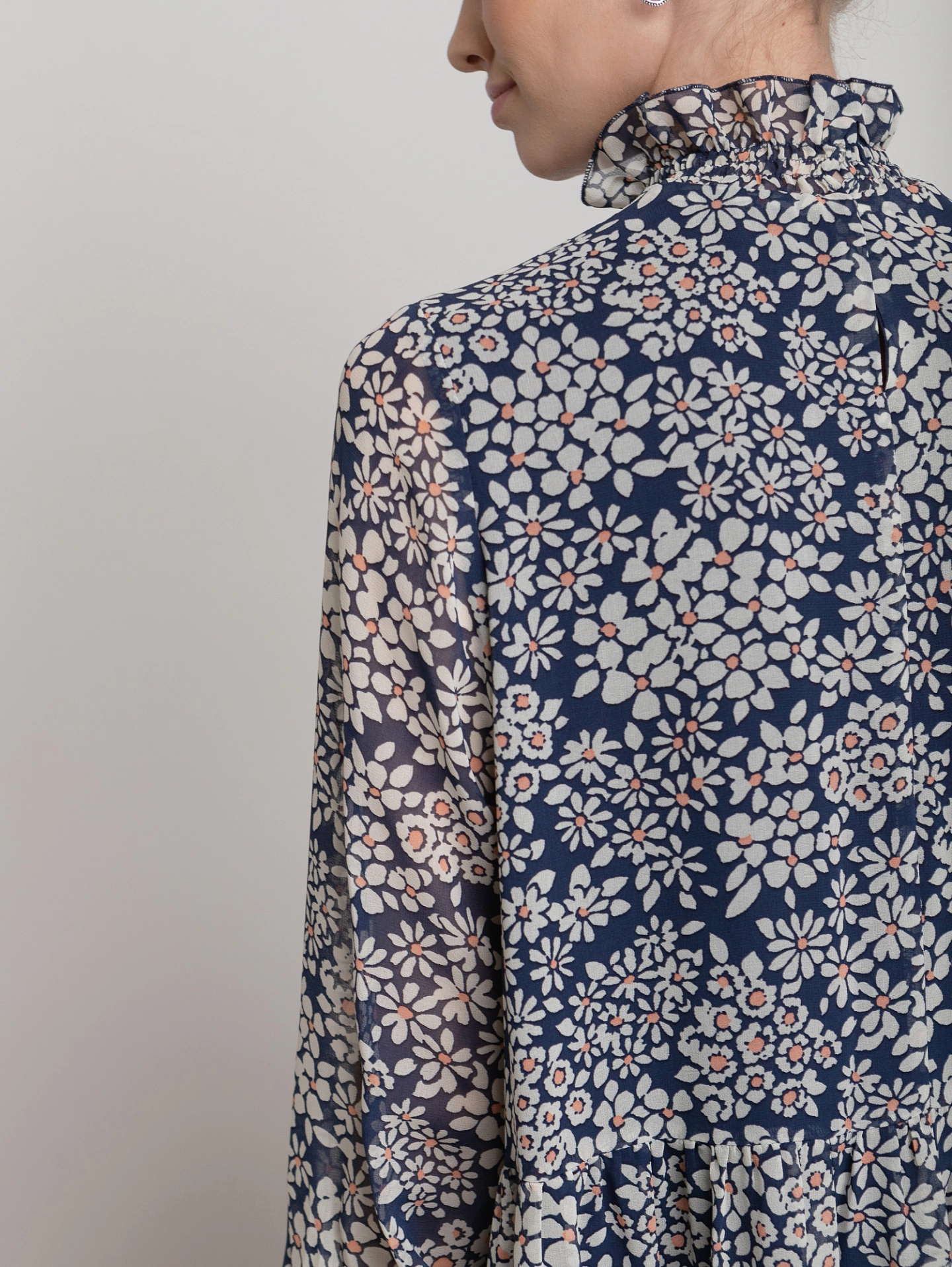 Платье из шифона с воротником стойка