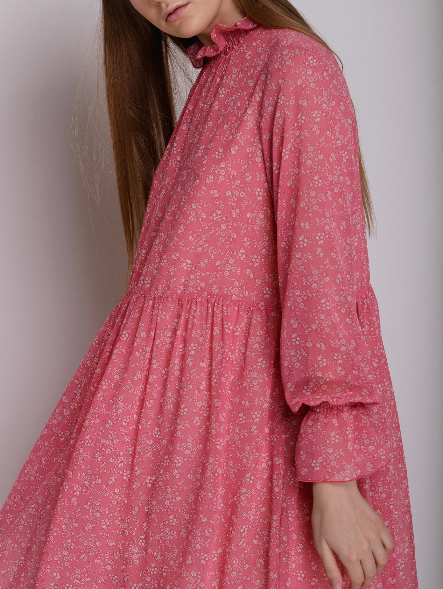 Платье из шифона с воротником стойка