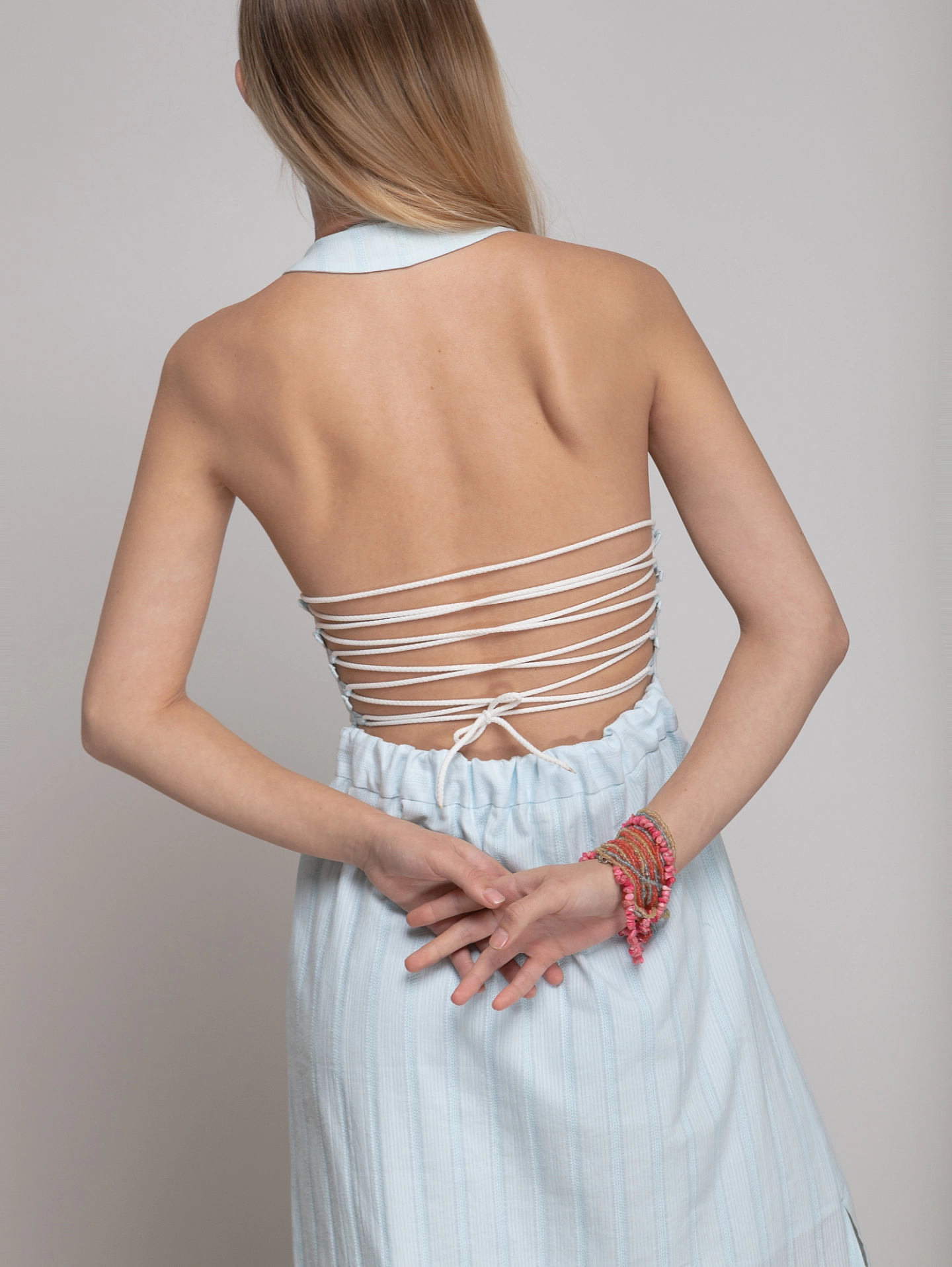 Платье с открытой спиной и шнуровкой