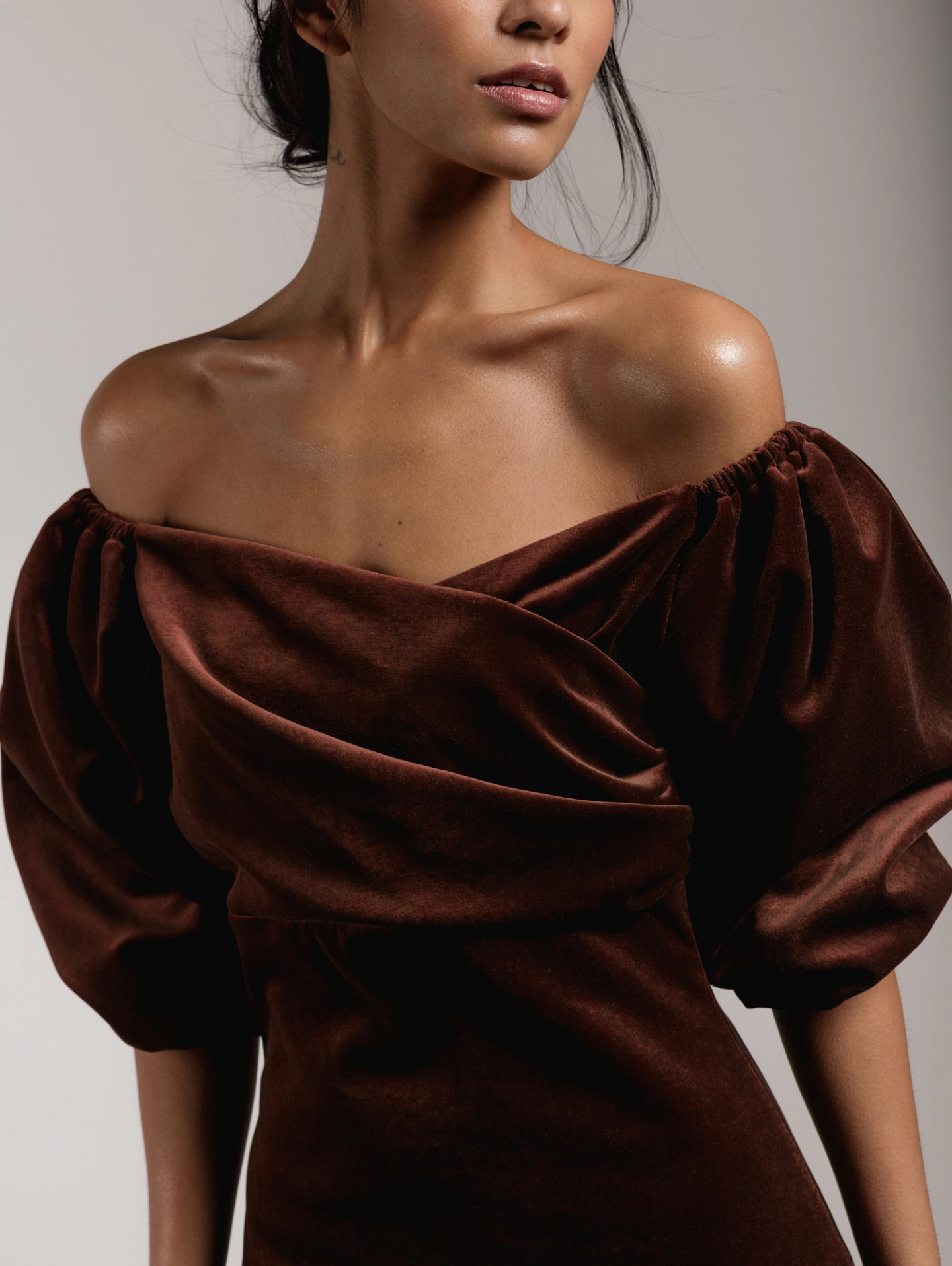 Платье приталенное с открытыми плечами