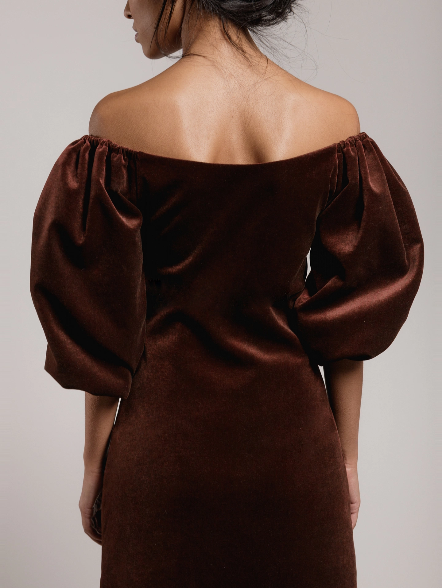 Платье приталенное с открытыми плечами