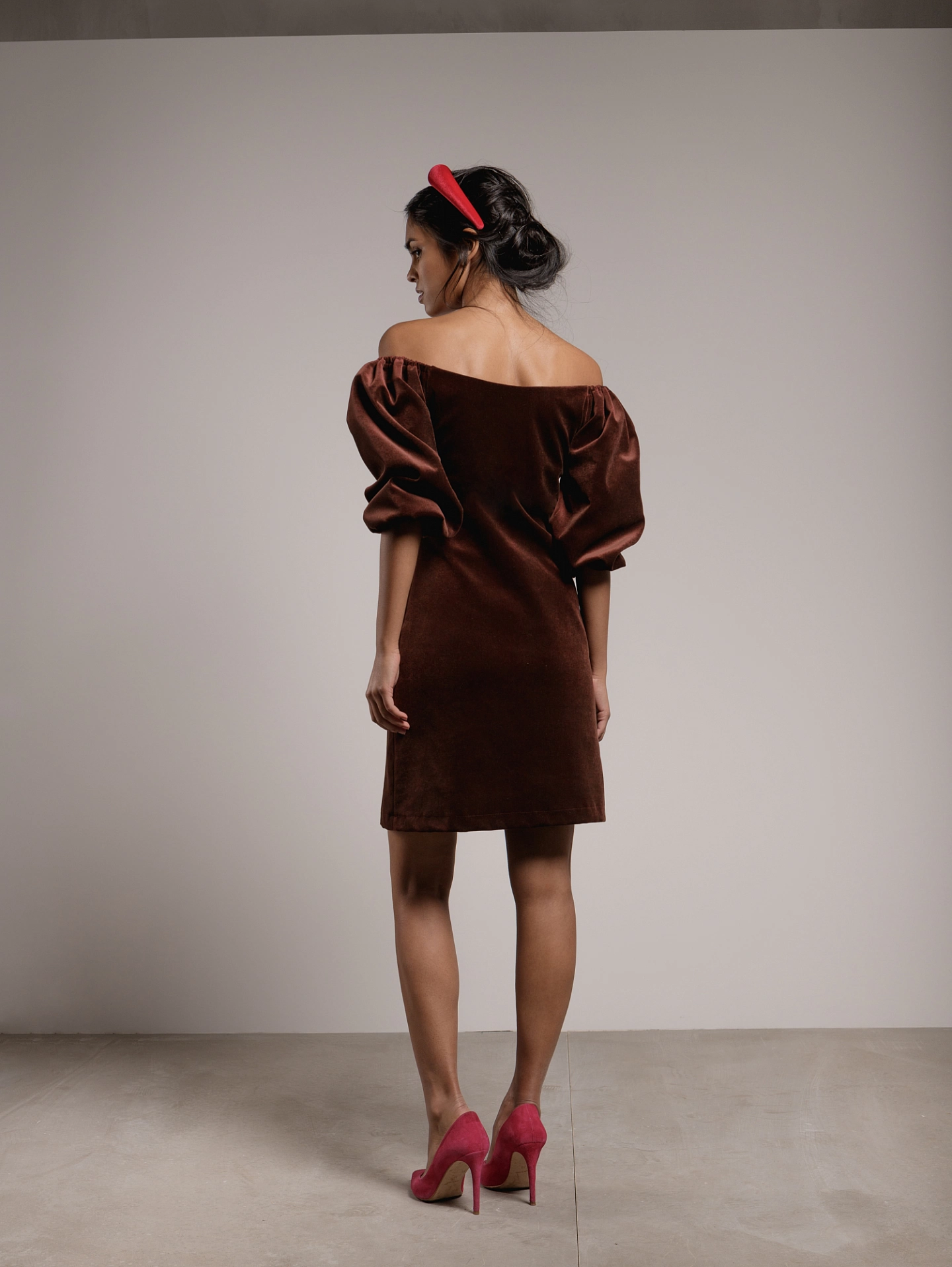 Платье приталенное с открытыми плечами