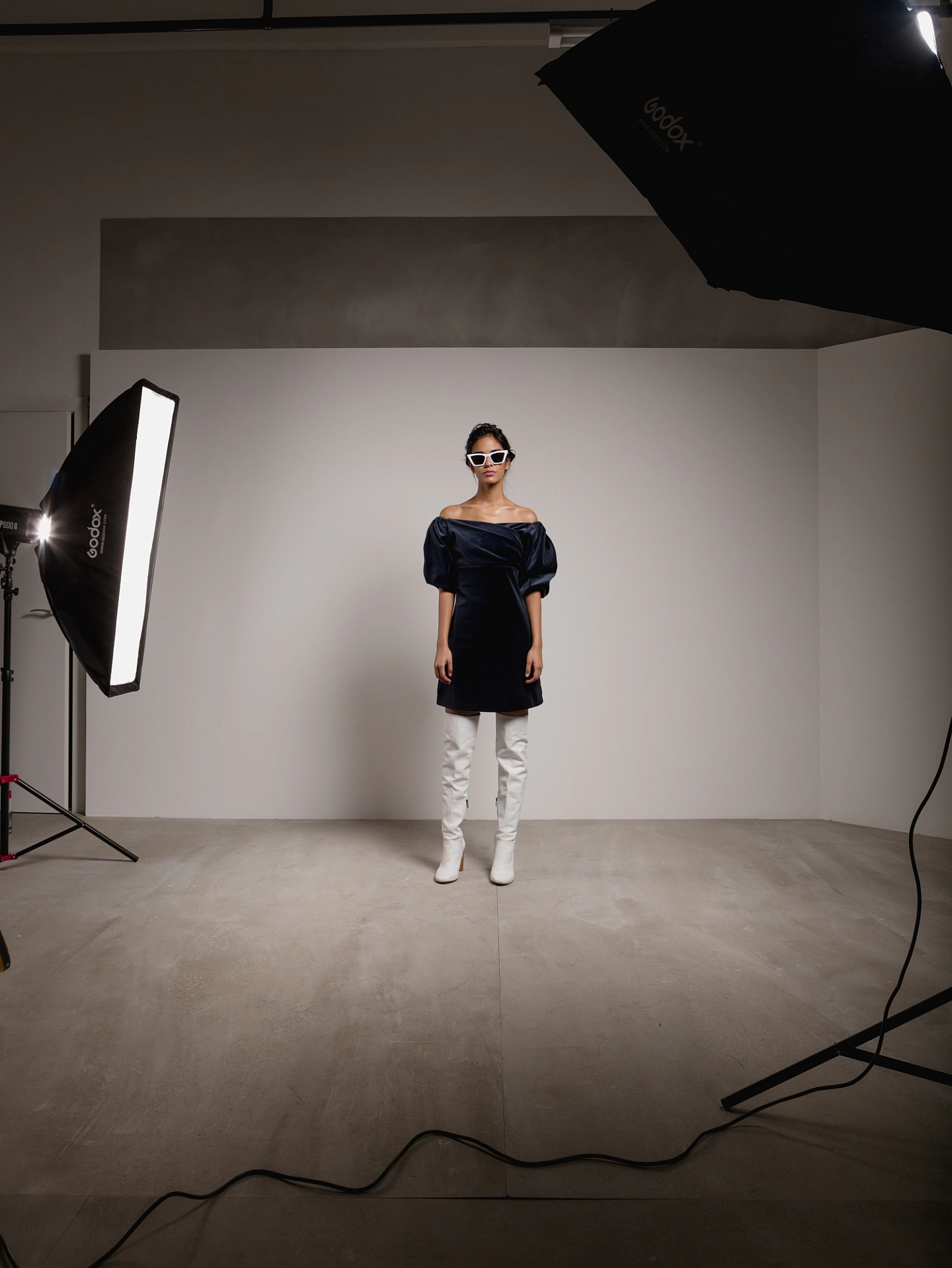 Платье приталенное с открытыми плечами